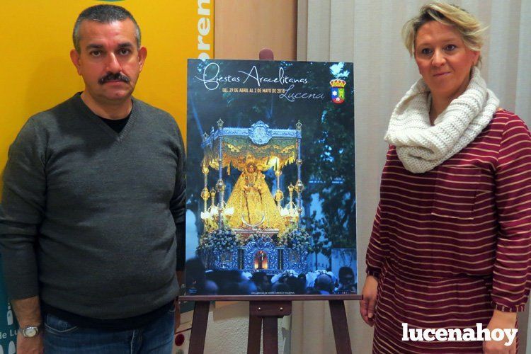  El fotógrafo ganador, Juan Pérez, y la concejala de Fiestas, María del Morales, con el cartel de las Fiestas Aracelitanas 2016. 