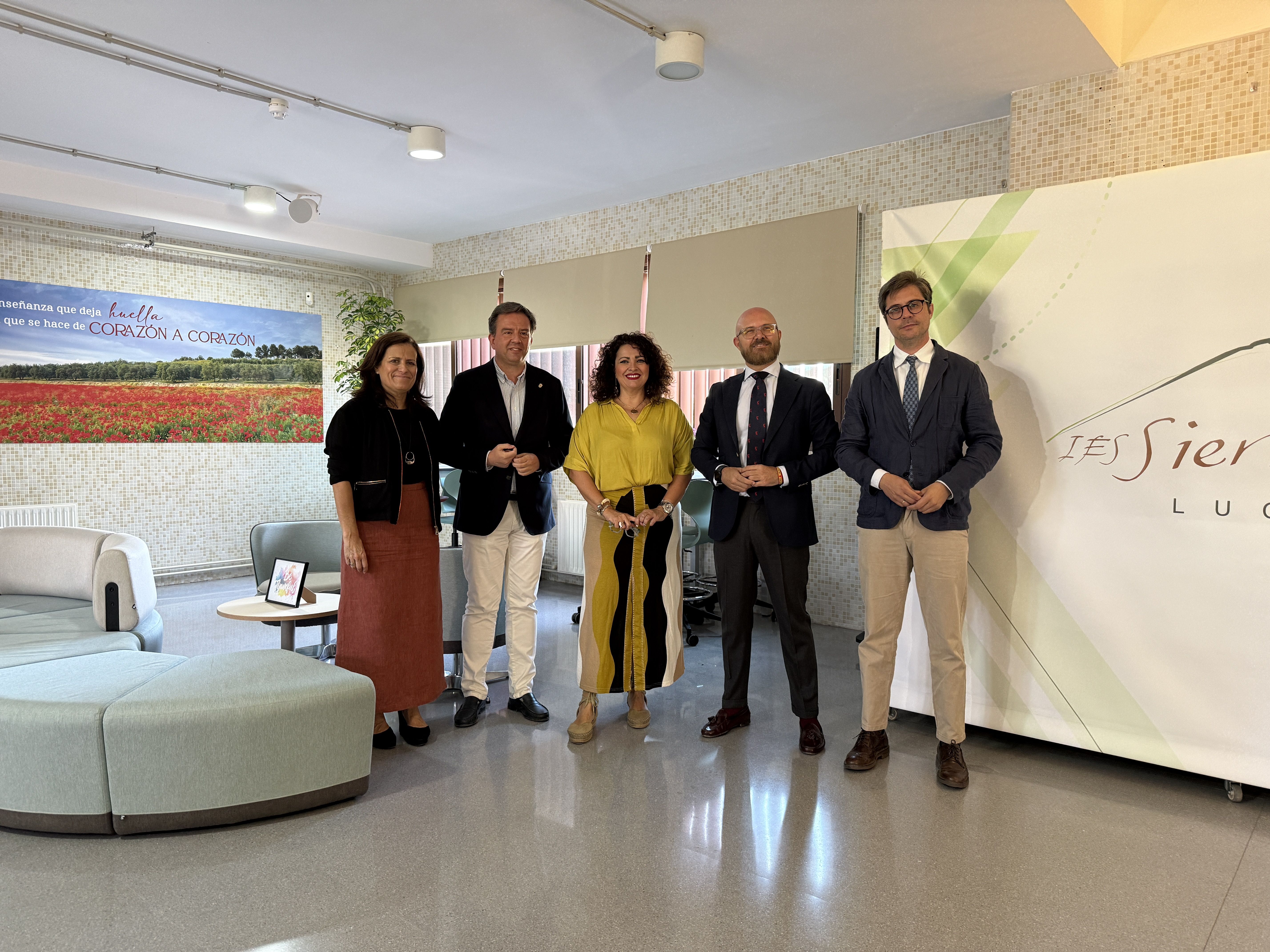 Un instante durante la visita a las nuevas instalaciones del IES Sierra de Aras.