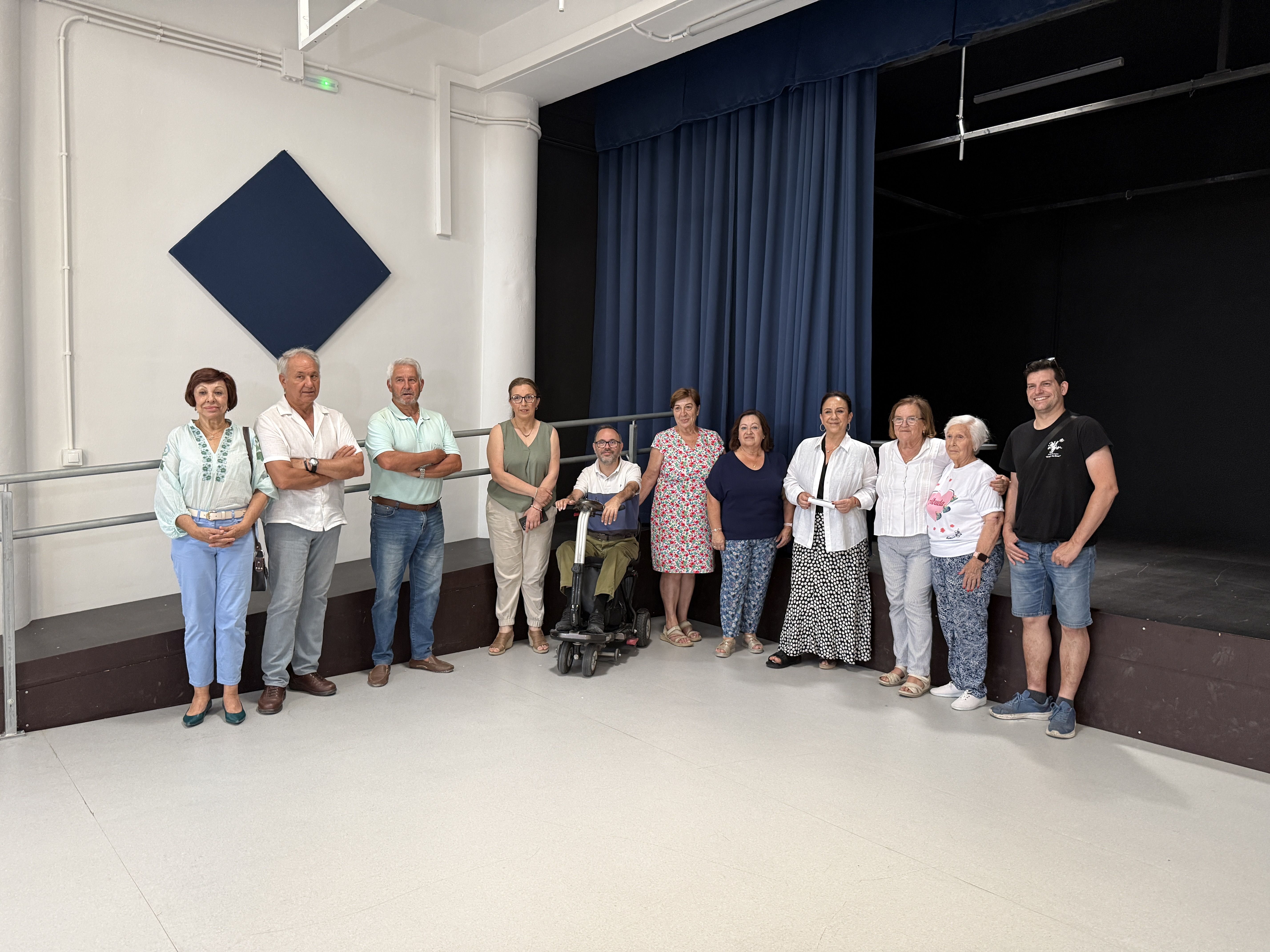 La concejal delegada de Barrios y Participación Ciudadana, María Araceli Rodríguez Yebra, junto con representantes de colectivos usuarios del centro.
