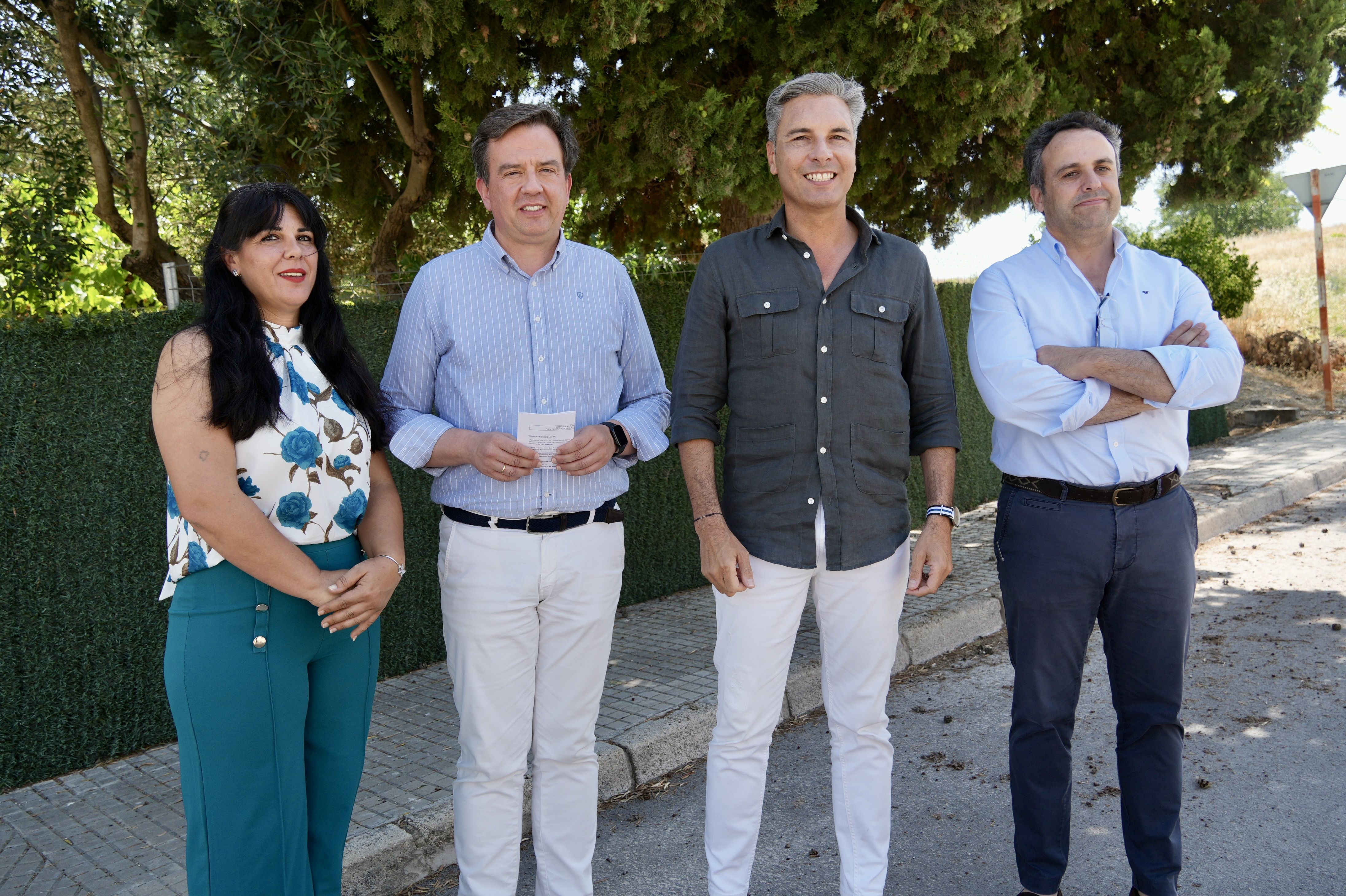 Un momento de la atención de los medios en la pedanía de Las Navas del Selpillar