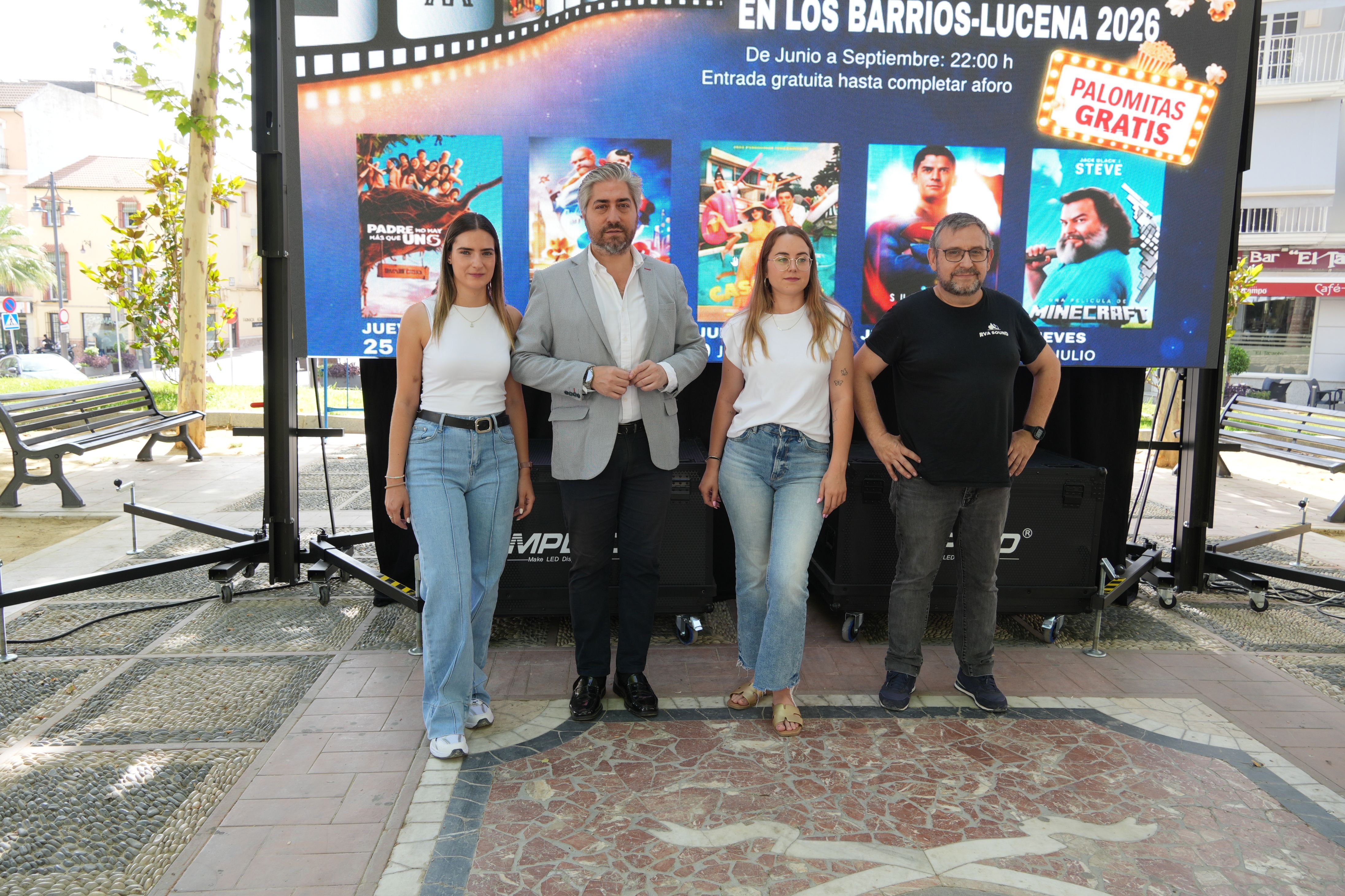 Francisco Barbancho, edil de Cultura, junto a los representantes de la empresa adjudicataria del servicio de proyección 