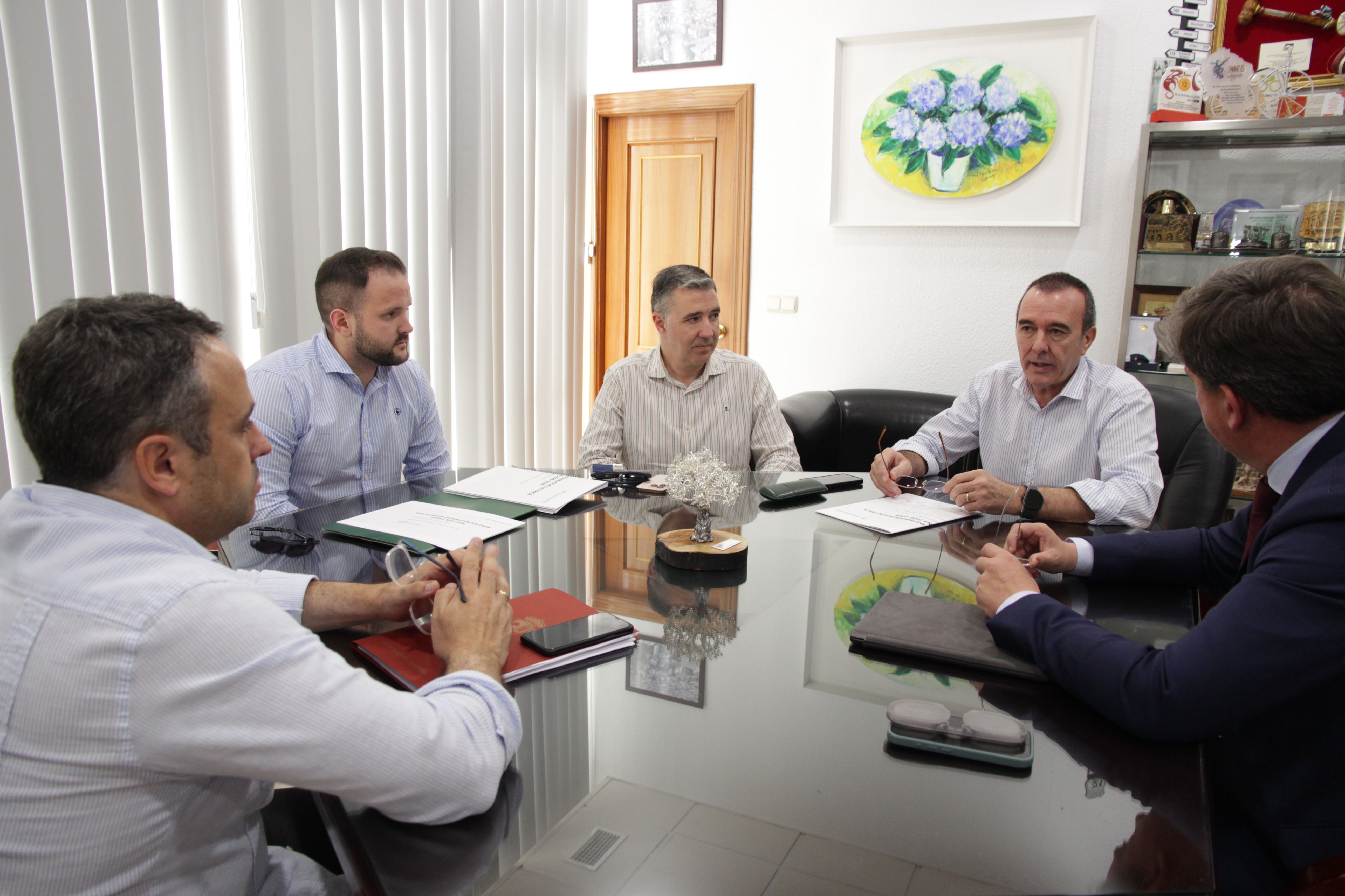 Un momento de la reunión entre los representantes de Endesa y el ayuntamiento de Lucena