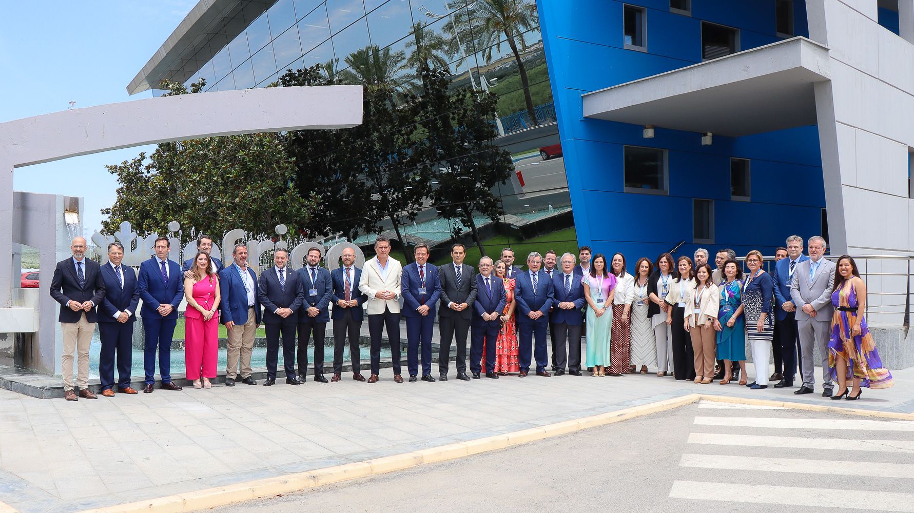 Foto de grupo frente a las instalaciones del grupo empresarial Infrico con motivo del 40 aniversario de su fundación.