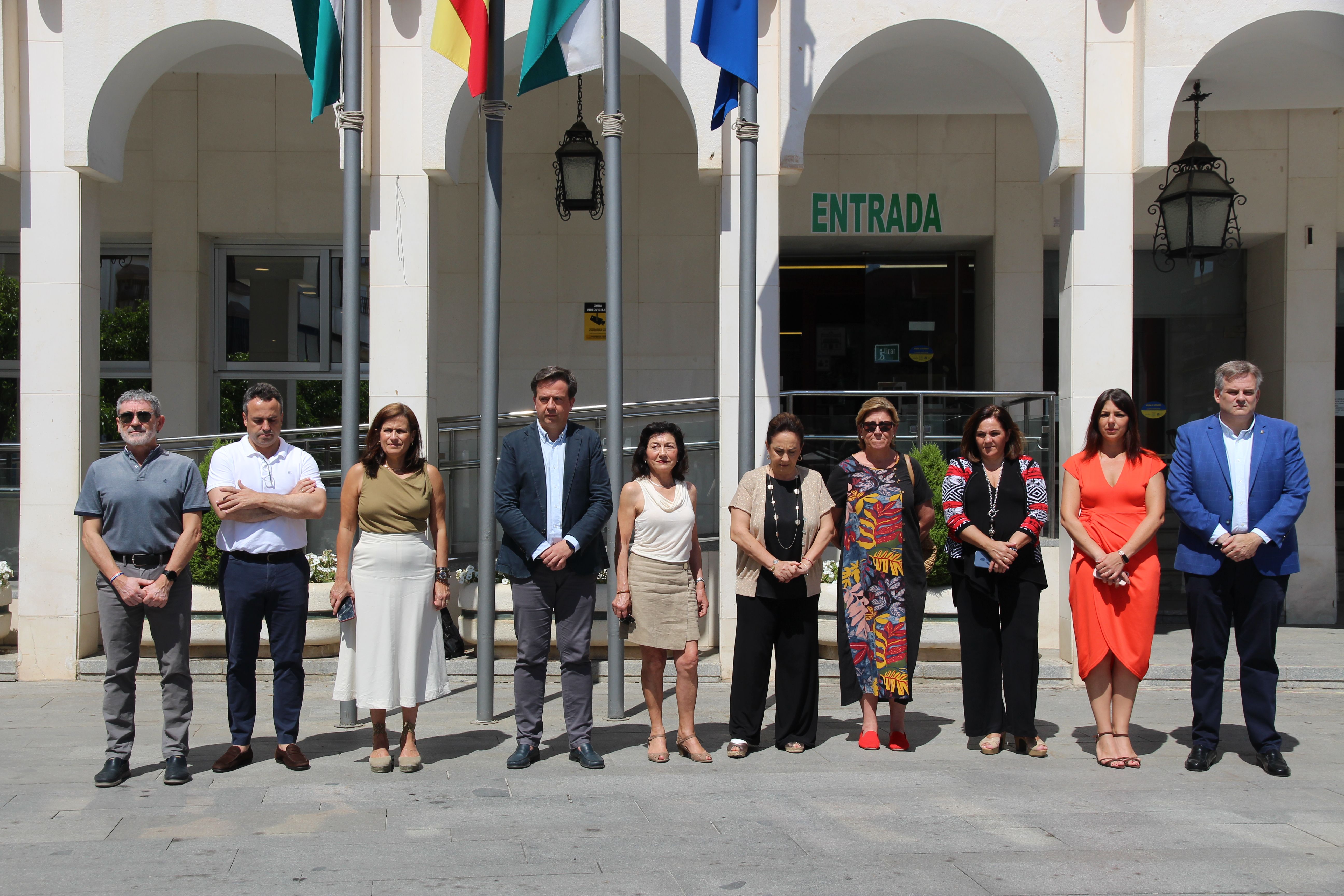 Miembros de la corporación durante el minuto de silencio a las puertas del Ayuntamiento con motivo del terremoto de Venezuela. 