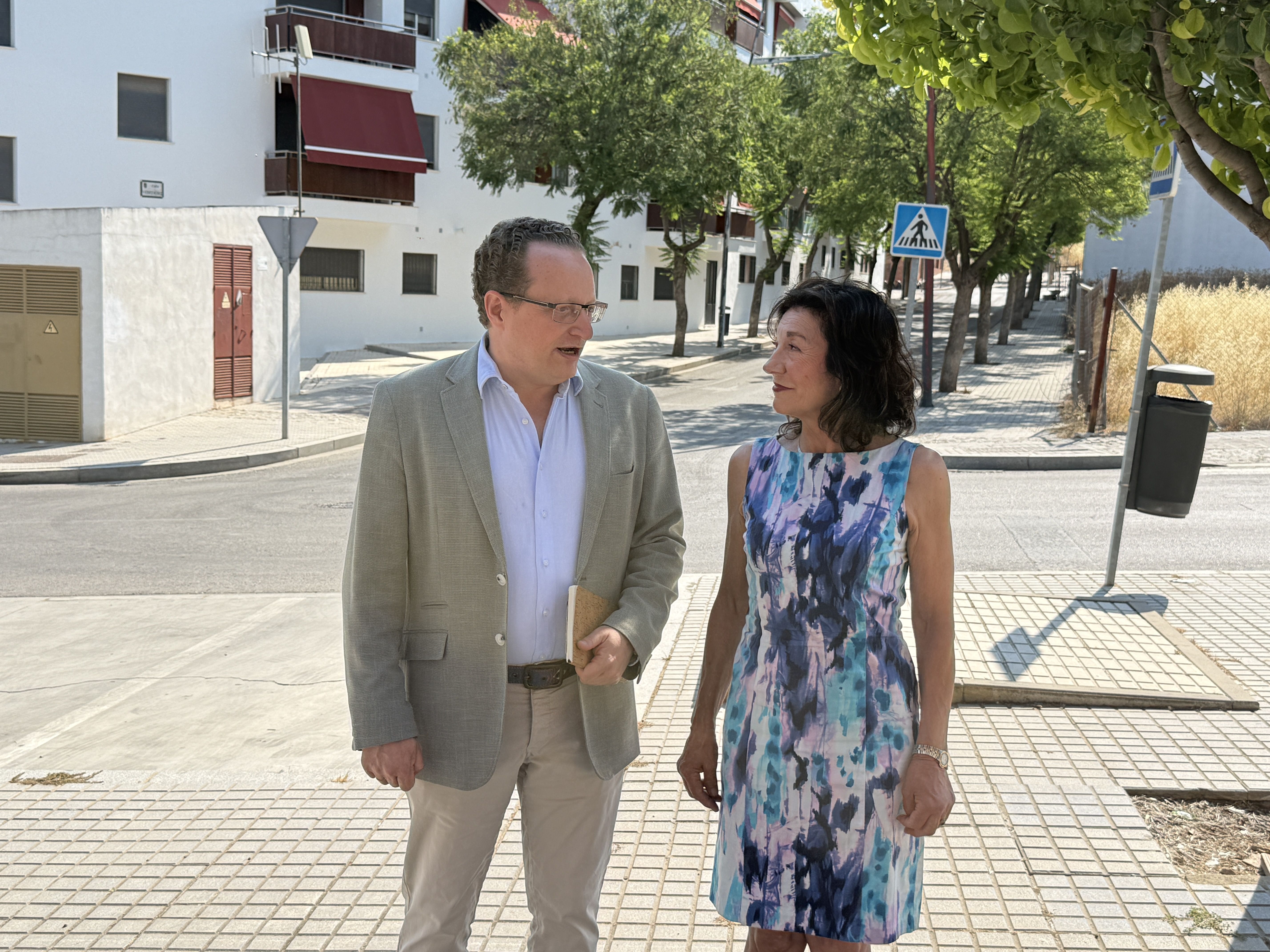 Laura Sánchez, portavoz del Grupo Municipal VOX, y el diputado nacional por Córdoba, José Ramírez, junto a las viviendas del Plan Parcial Oeste-1.