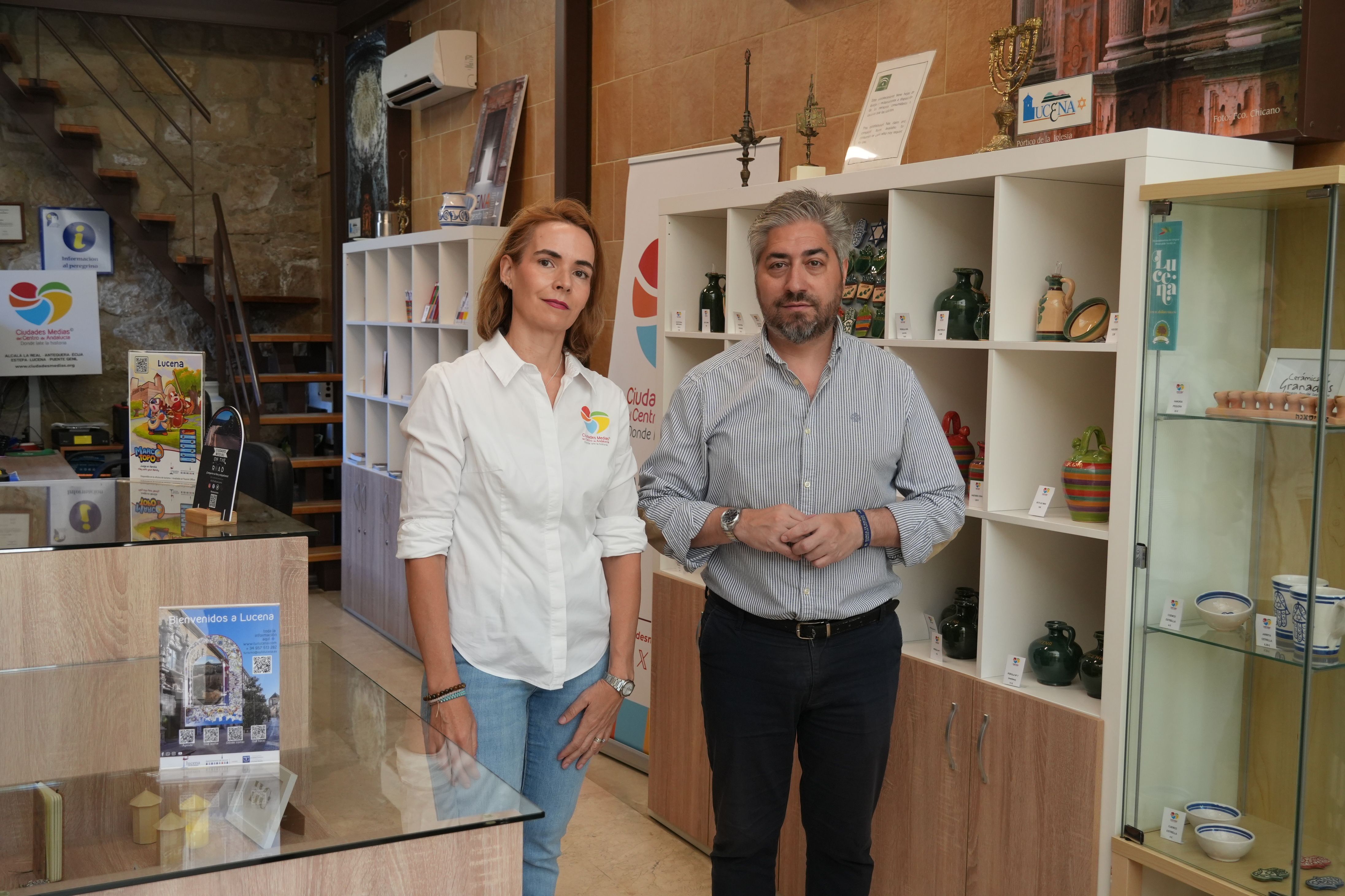 La coordinadora de la unidad territorial de la Fundación Ciudades Medias en Lucena, Araceli Moreno y el edil de Turismo, Francisco Barbancho