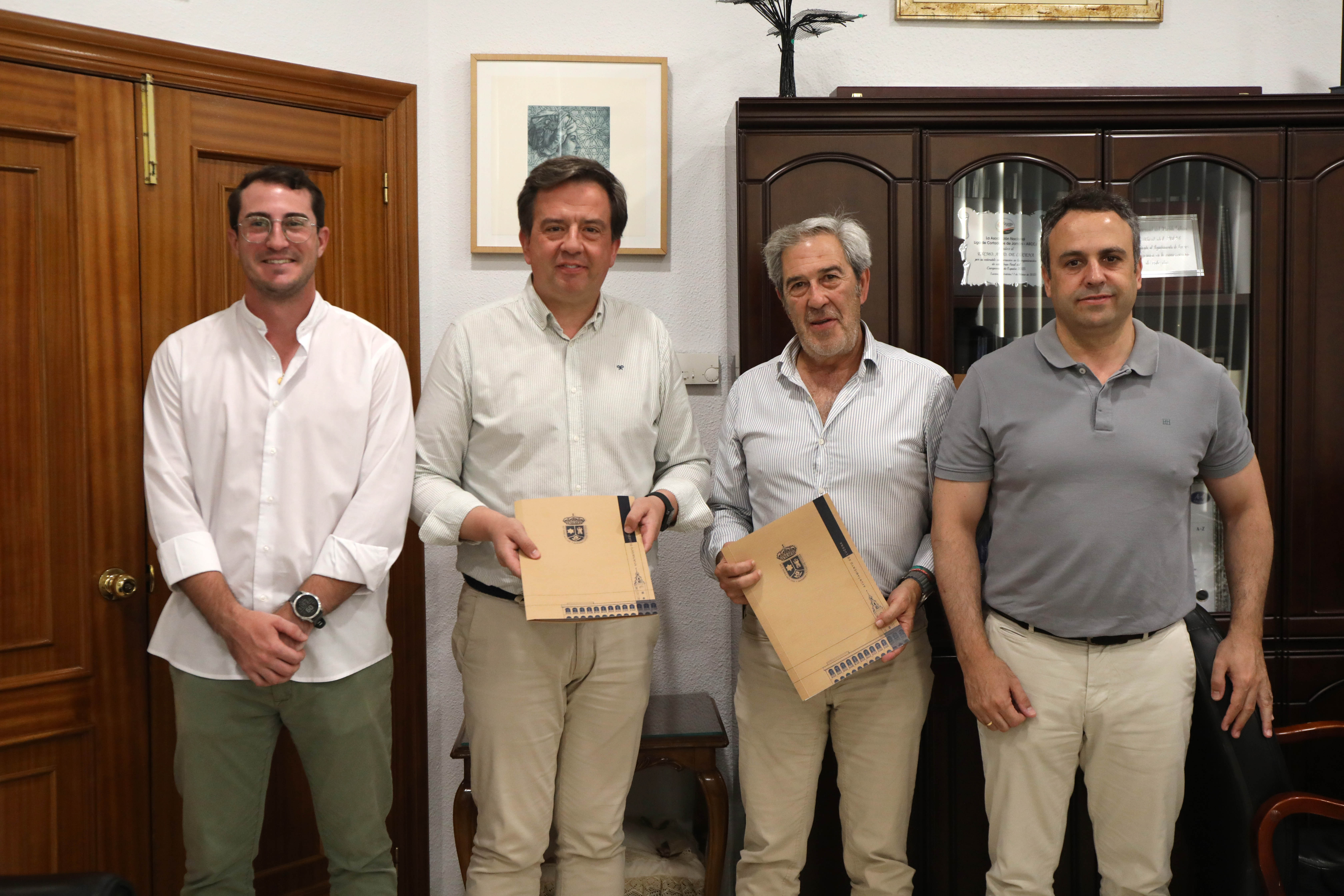 Firma de los convenios municipales con la DOP Aceite de Lucena y la Cooperativa Olivarera de Lucena