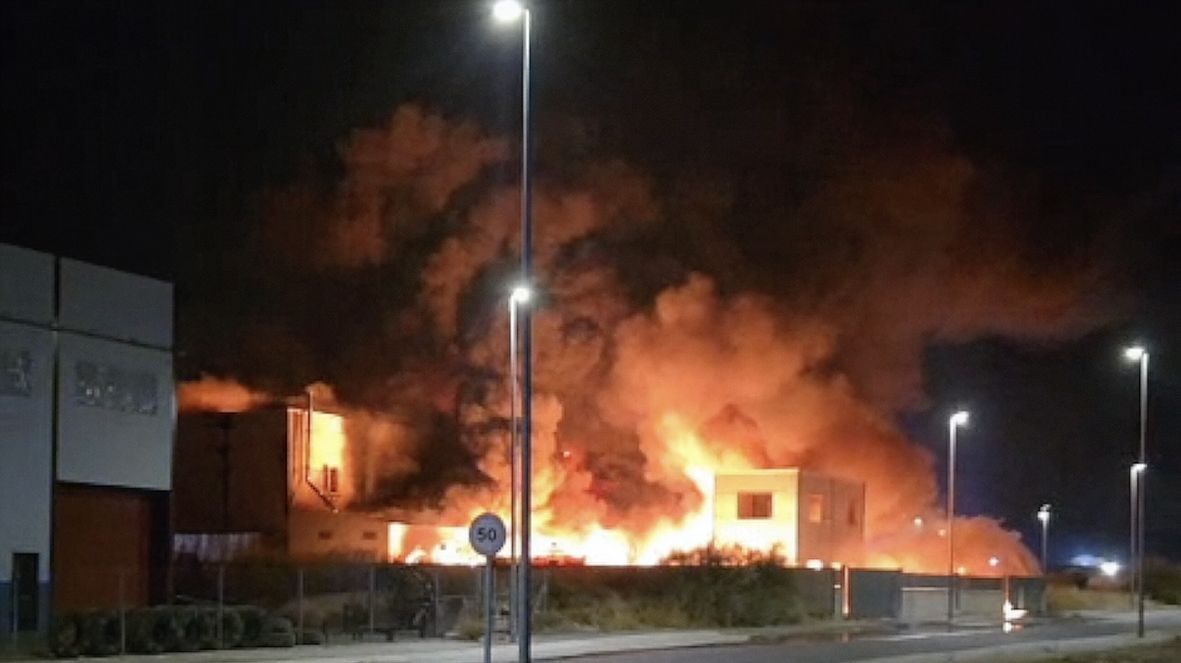 Una imagen del incendio en la nave de aceite del Parque Empresarial Príncipe Felipe de Lucena en la noche de ayer