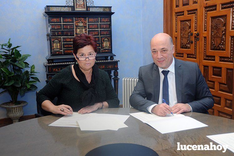  El presidente de la Diputación, Antonio Ruiz, y Concepción García Martínez, durante la firma del convenio 