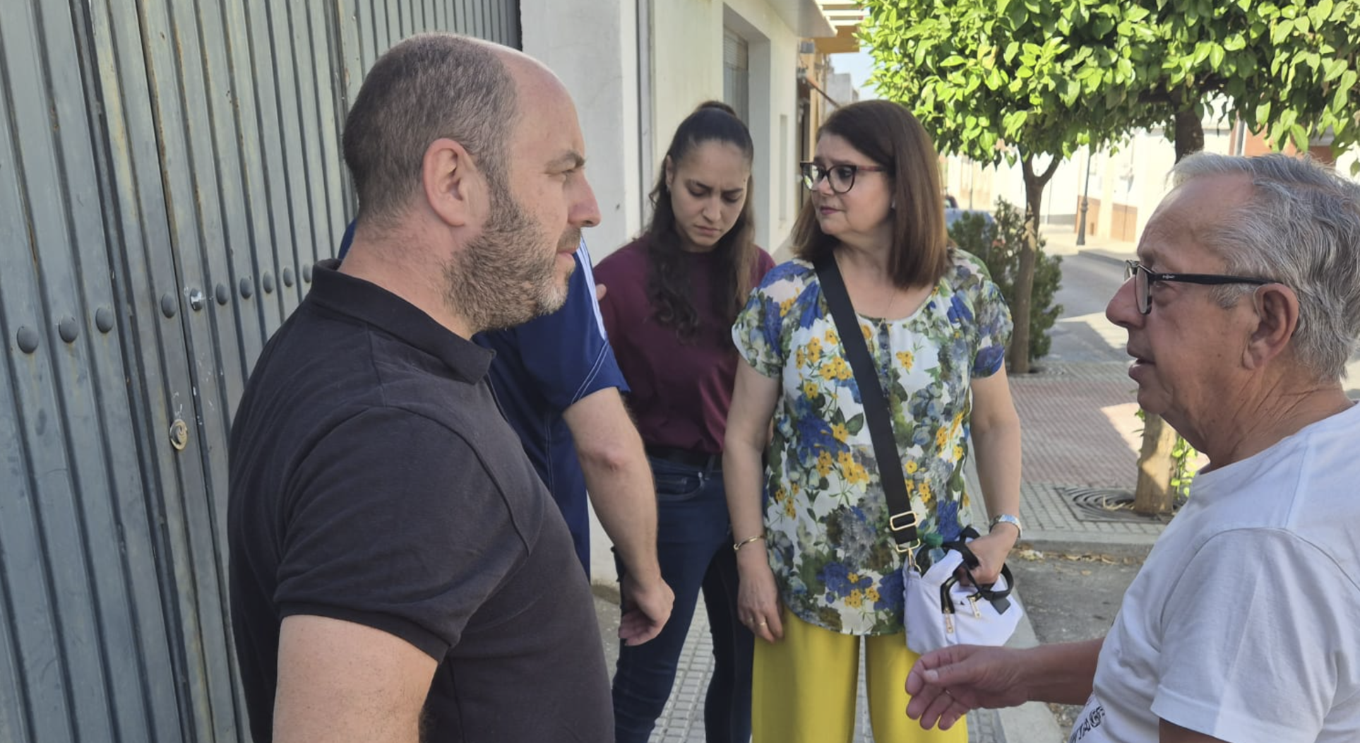 Jacob Lorenzo junto a distintos miembros del PSOE local durante la visita a Las Navas