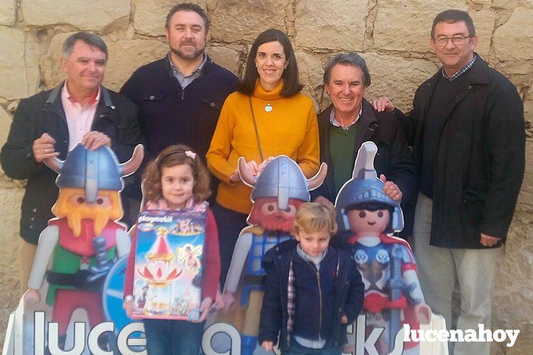  La pequeña Lola, visitante 5.000 de la exposición, junto a familiares y organizadores de la muestra. Foto: Venerable Archicofradía de Ntro. Padre Jesús Nazareno 