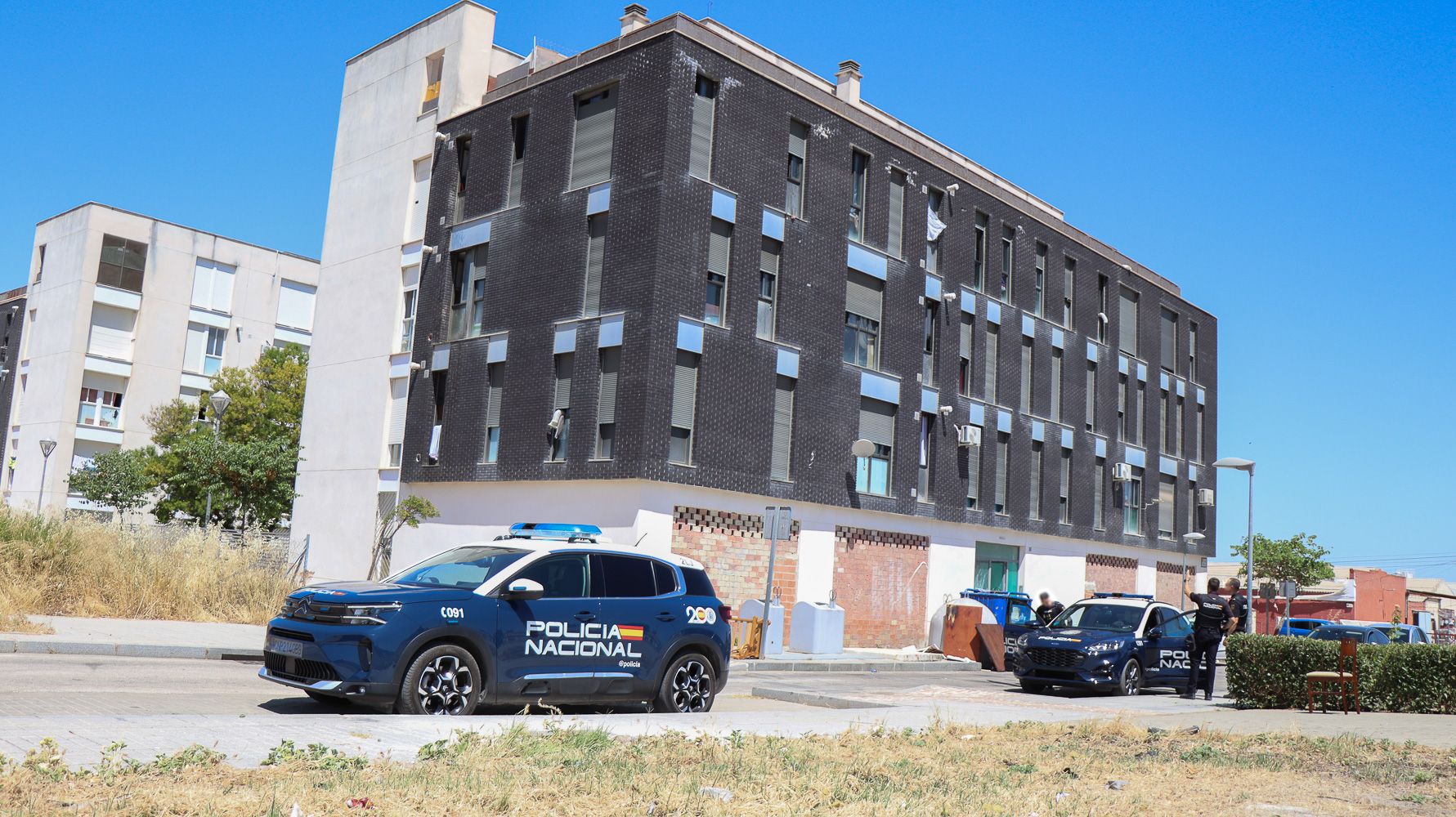 Efectivos de la Policía Nacional junto a uno de los edificios donde se han practicado los desahucios