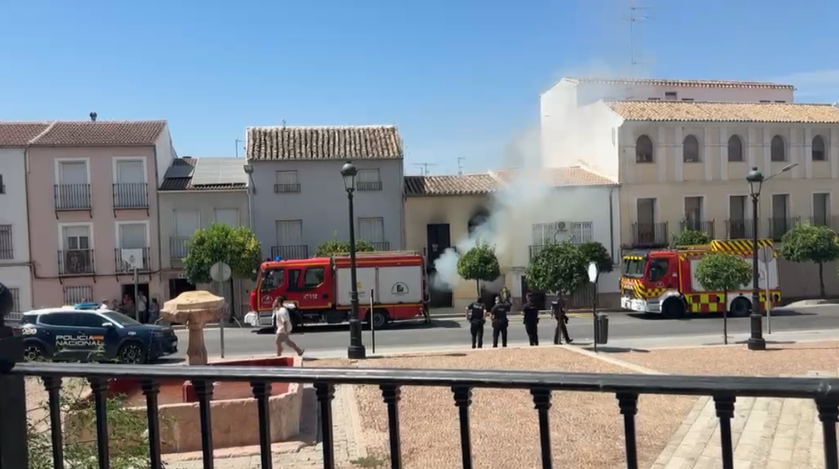 Efectivos del Parque Comarcal de Bomberos de Lucena durante las labores de extinción del nuevo incendio declarado en una vivienda del barrio de La Barrera.