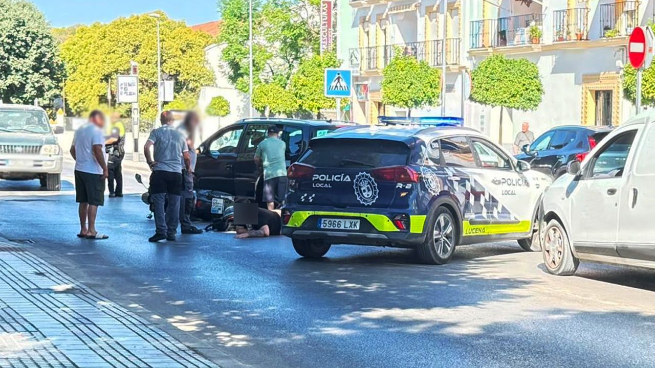 Un instante tras la colisión entre ambos vehículos en Ronda de San Francisco esta mañana.