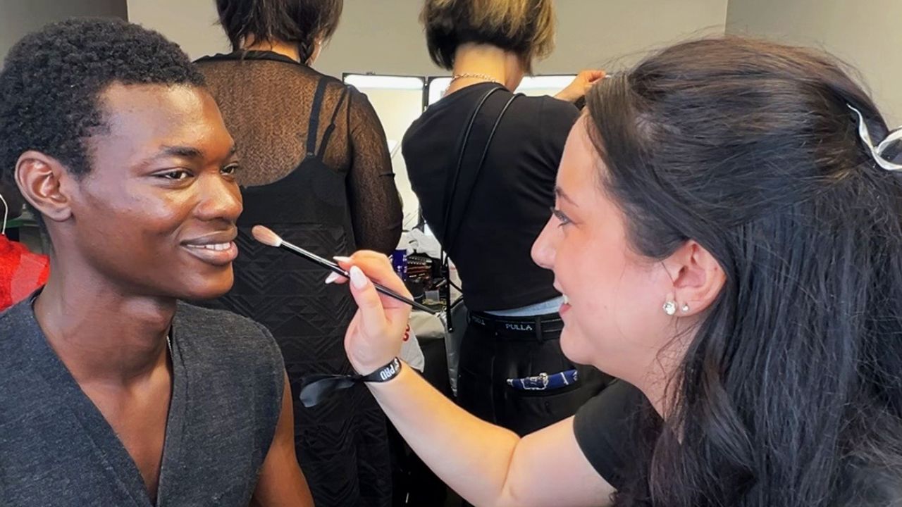 Elena Román, maquilladora en la Paris Men’s Fashion Week
