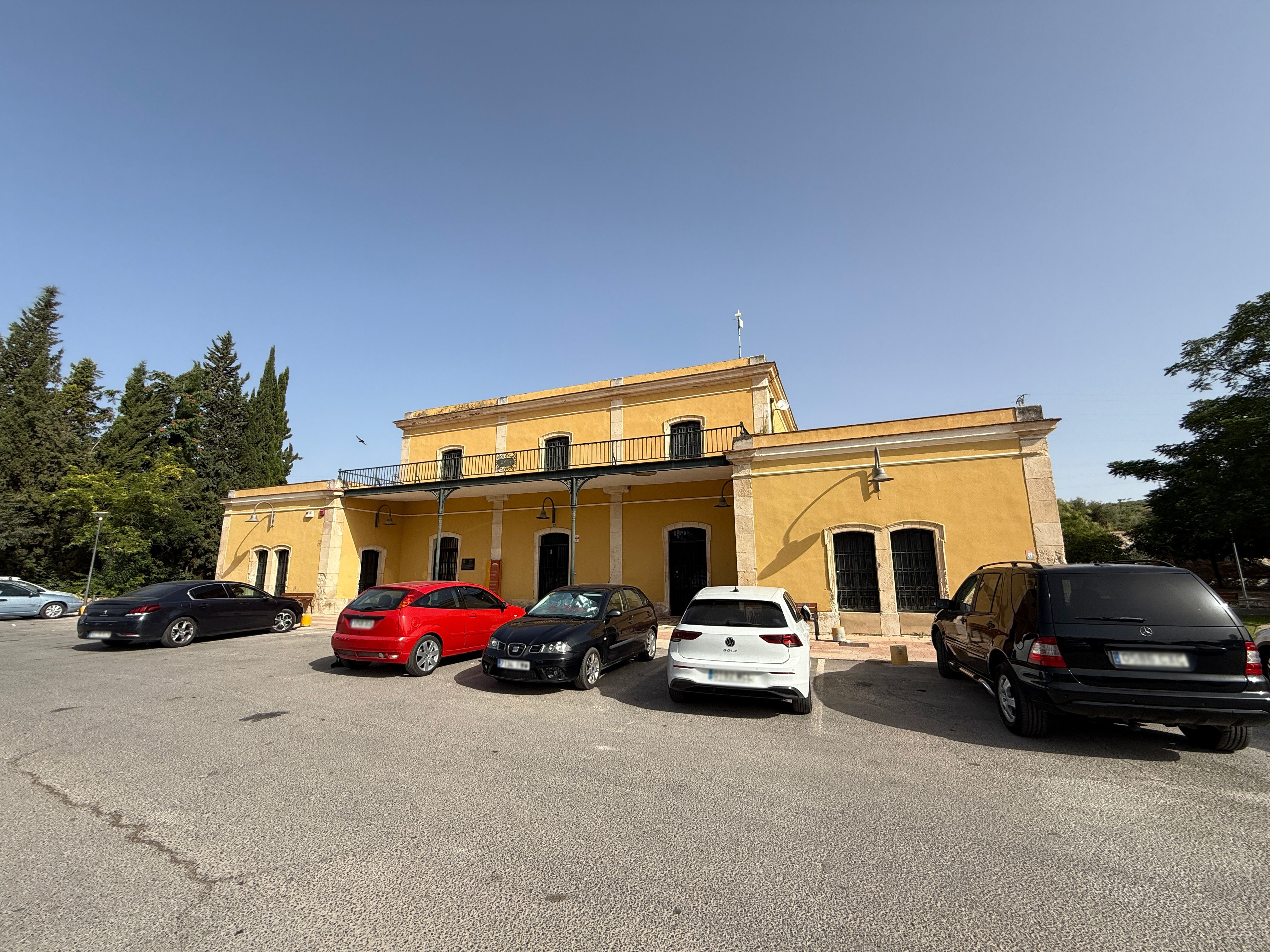 Una imagen de la fachada principal del edificio de la antigua estación de ferrocarril de Lucena.