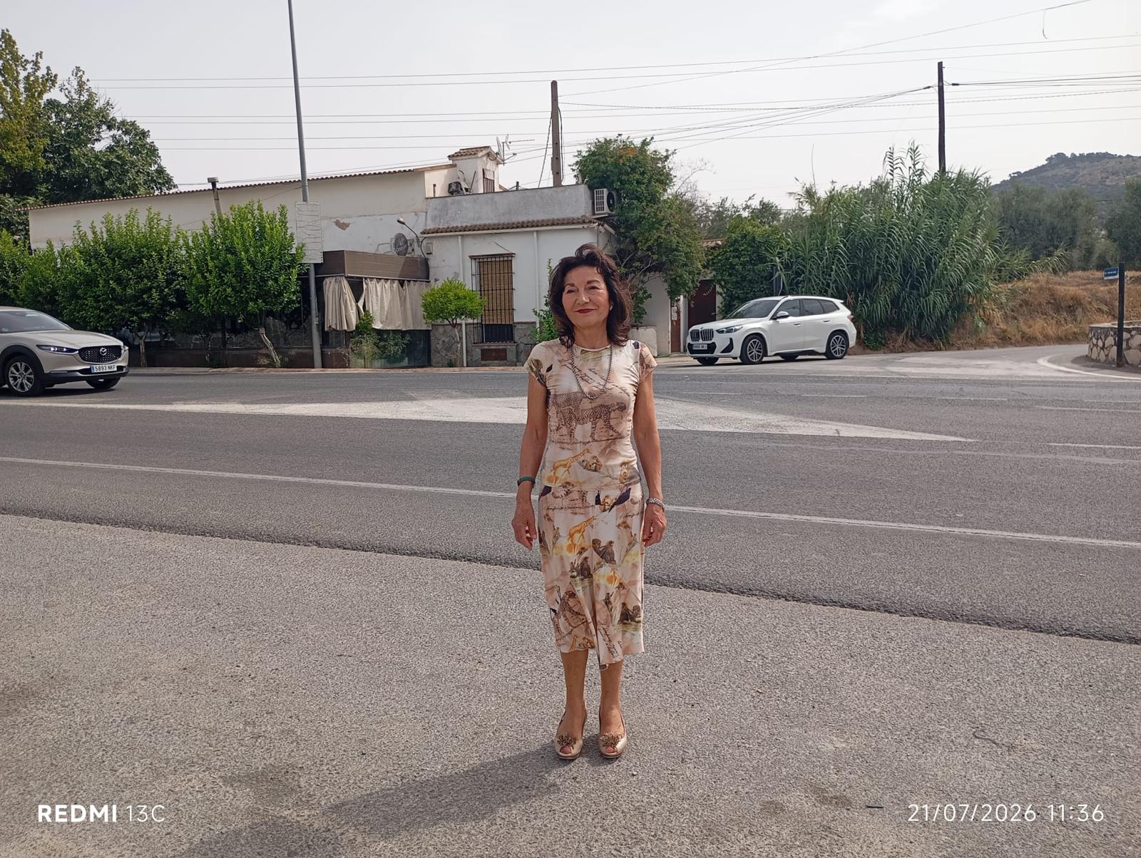 La portavoz de VOX en el Ayuntamiento de Lucena, Laura Sánchez, junto al cruce entre la carretera N-331 y el acceso a calle Cristo Marroquí.
