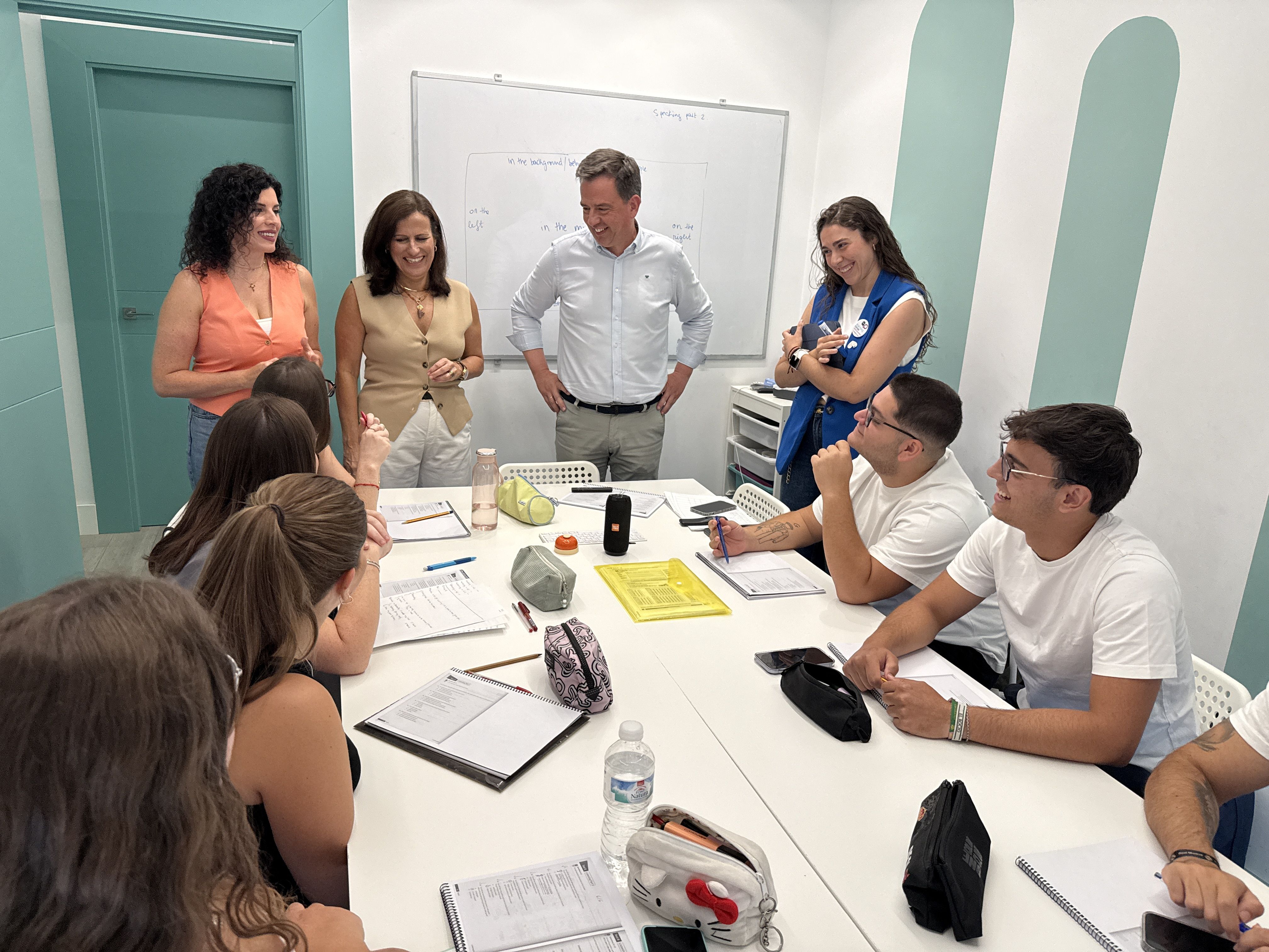 Un instante durante la visita a parte del alumnado de los cursos intensivos de inglés, que la próxima semana se enfrentará a las pruebas oficiales de B1 y B2.