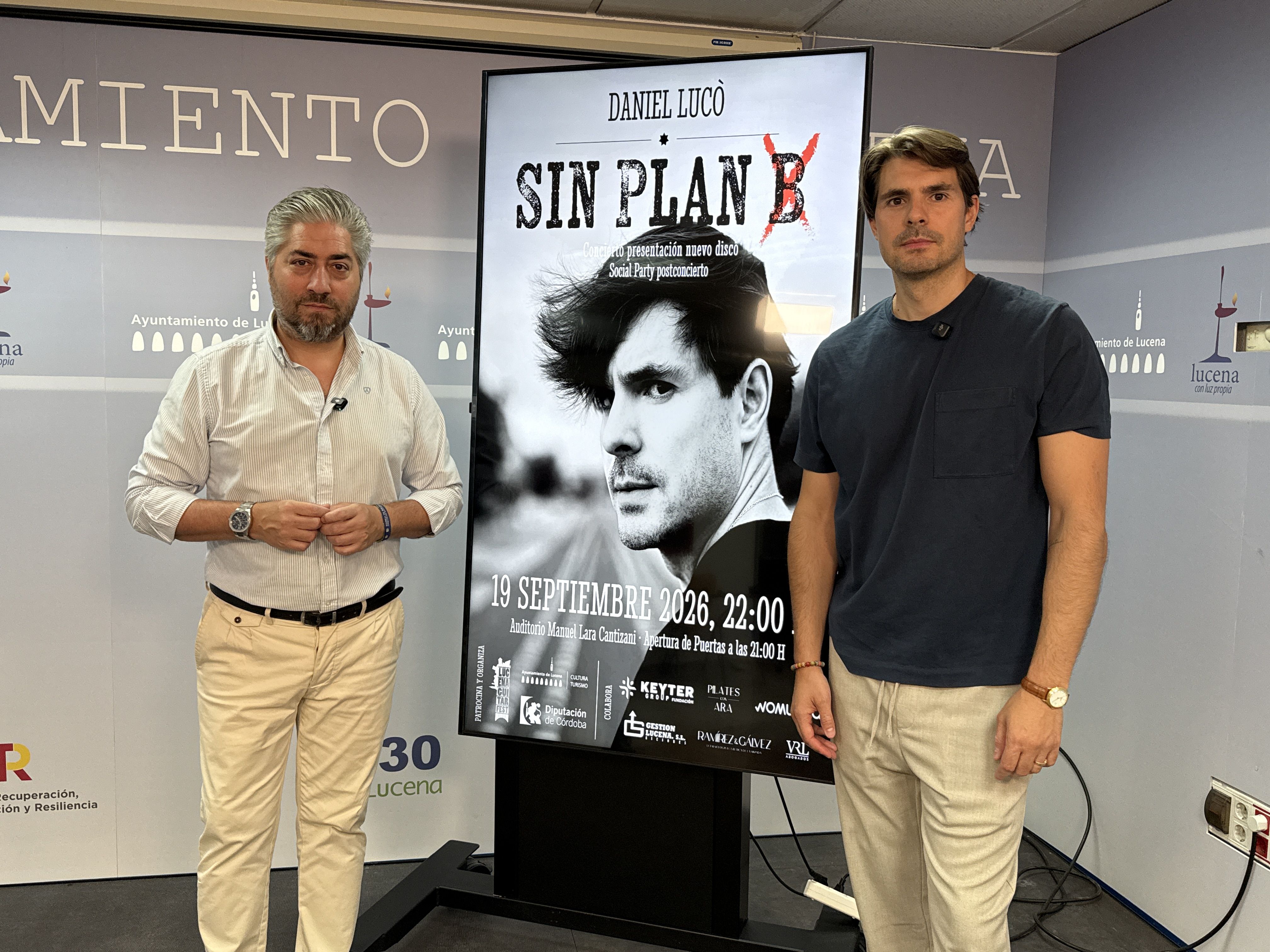 El concejal de Cultura, Francisco Barbancho y el artista lucentino Daniel Lucò durante la presentación del concierto.