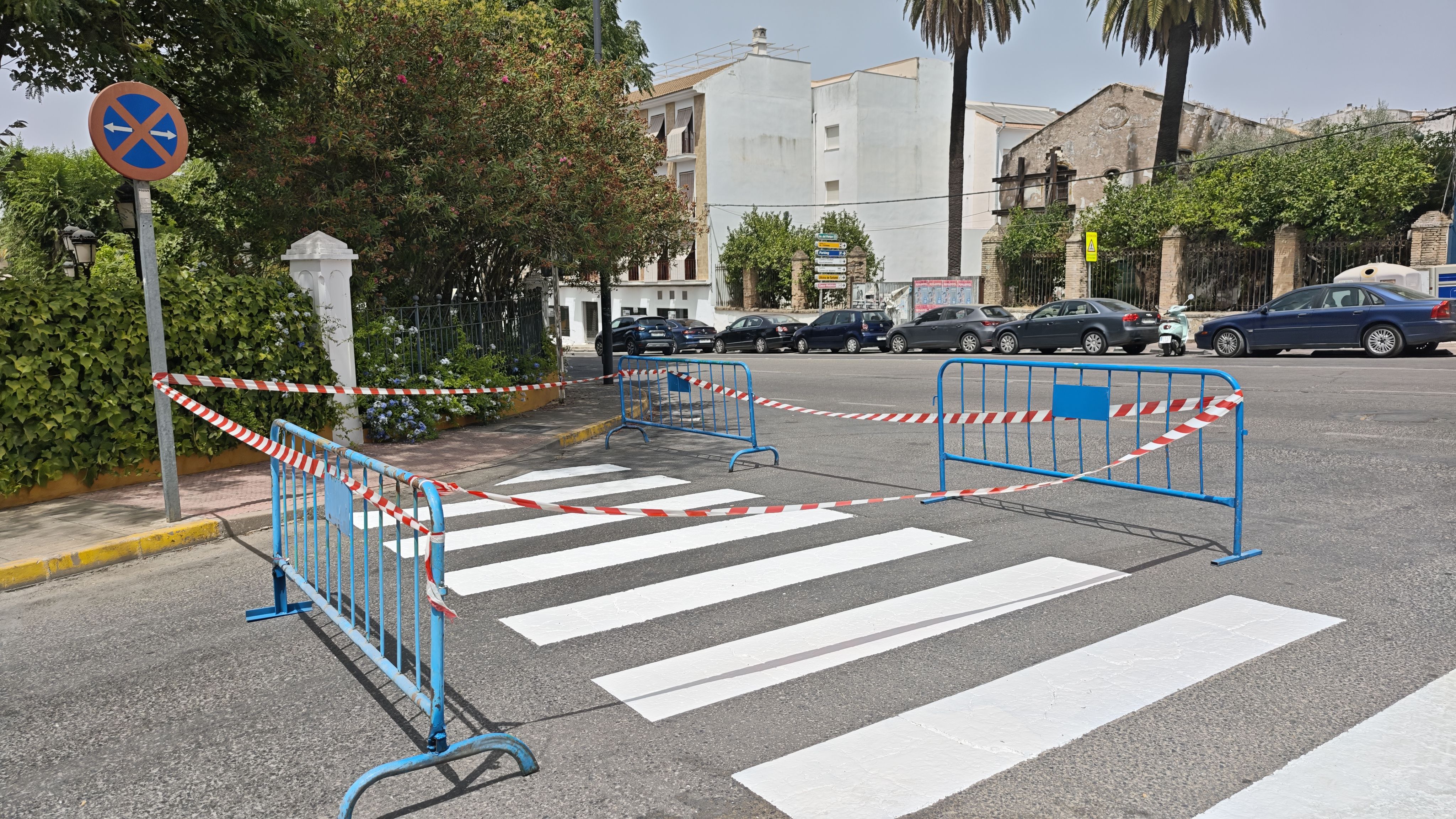 Labores de repintado de un paso de peatones en las inmediaciones de la Avenida del Parque.