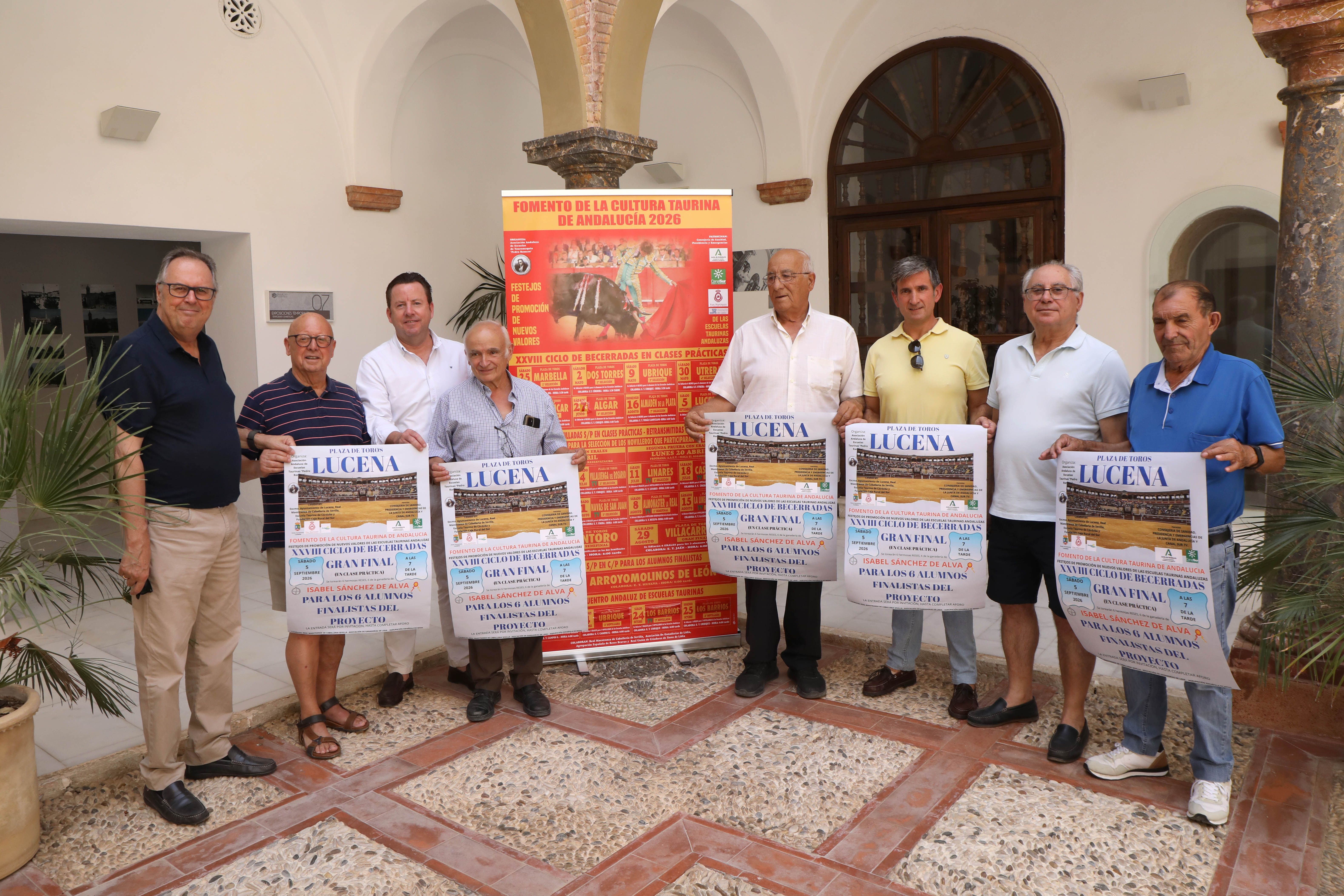 Presentación de la Gran Final del Ciclo de Becerradas en el patio del Palacio de los Condes de Santa Ana.
