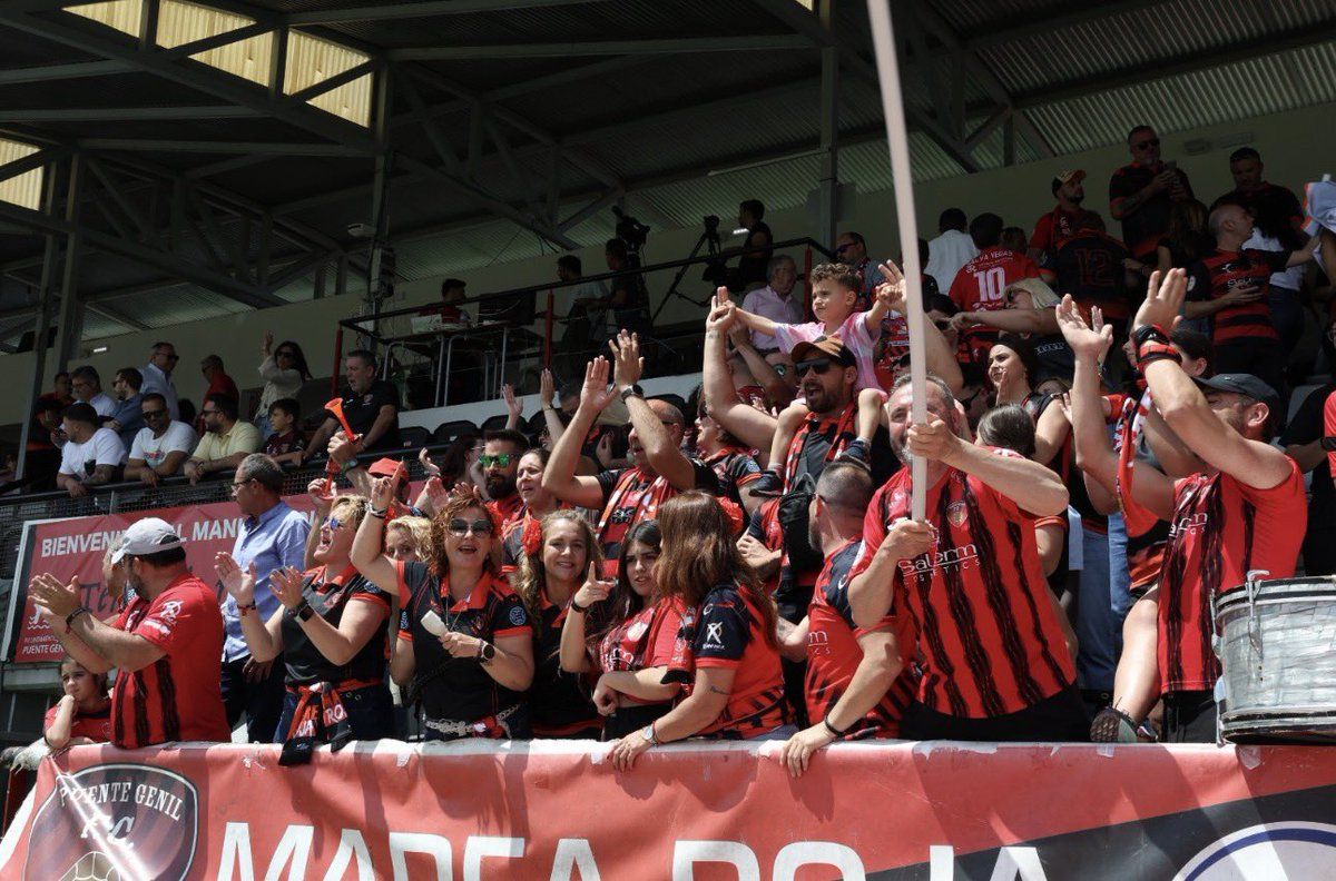 La afición pontana podrá seguir disfrutando de la Segunda RFEF. Foto: Salerm Puente Genil F.C.