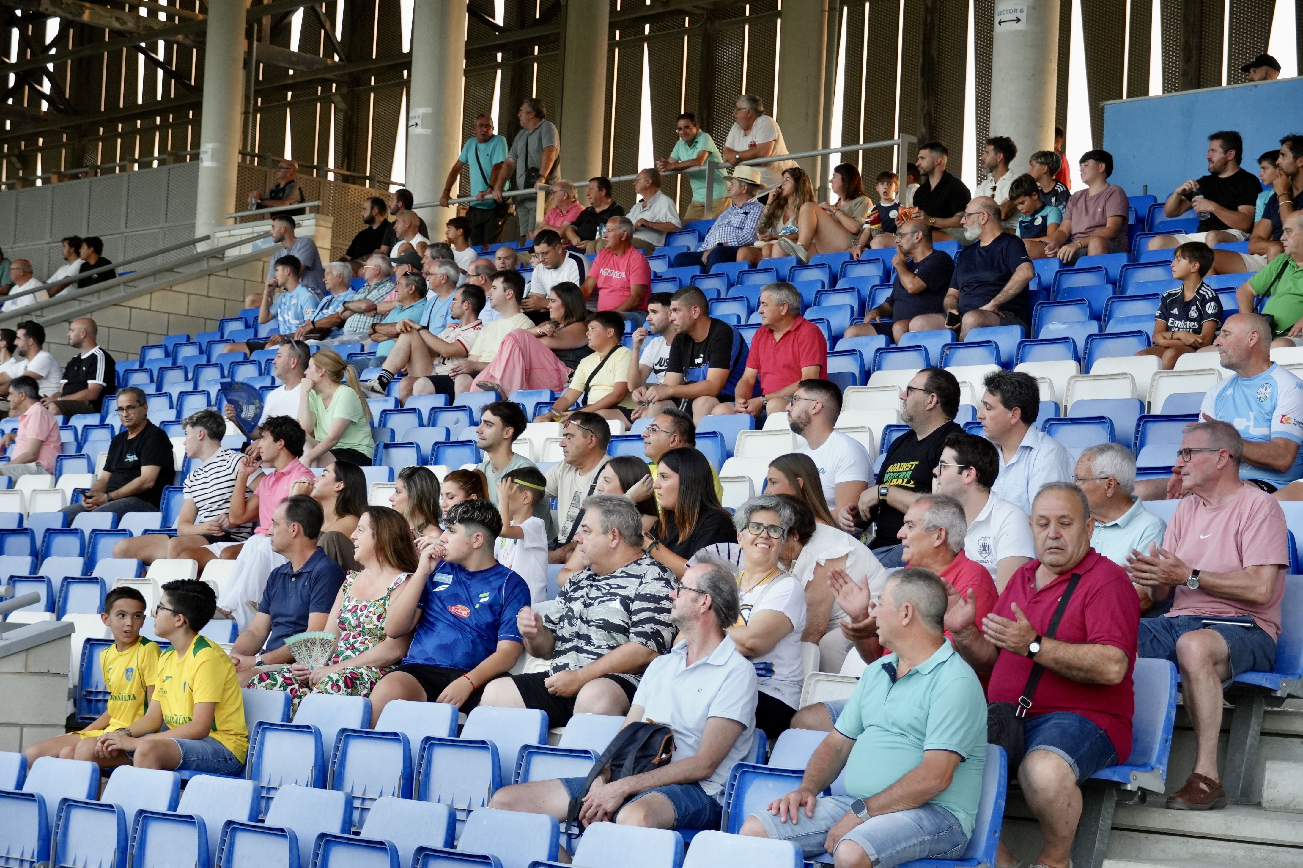 Numerosos aficionados en el partido entre Ciudad de Lucena - Montilla CF