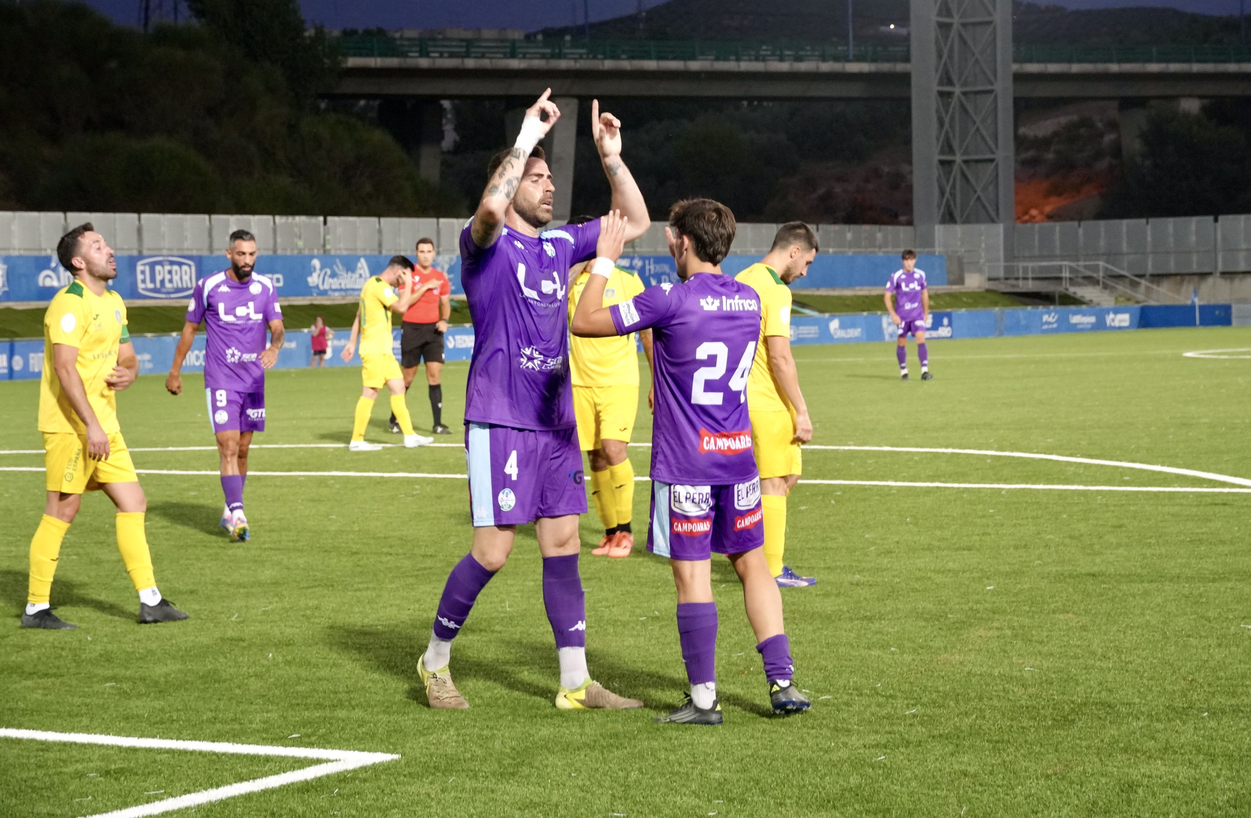 Rafa Gálvez celebra el primer gol del Ciudad de Lucena en este pretemporada