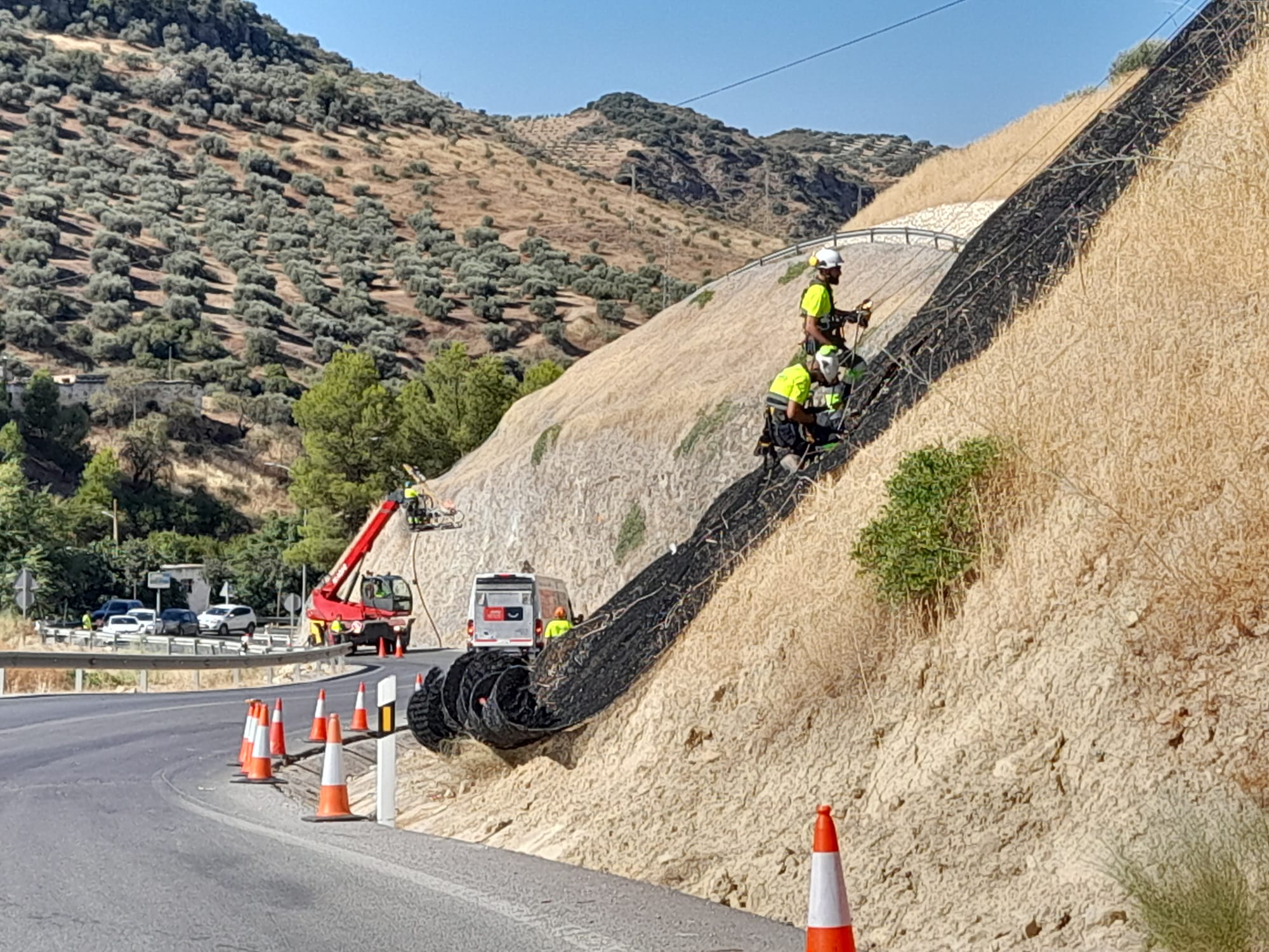 Una imagen de los trabajos de estabilización de taludes en la A-3131, a su paso por Jauja.