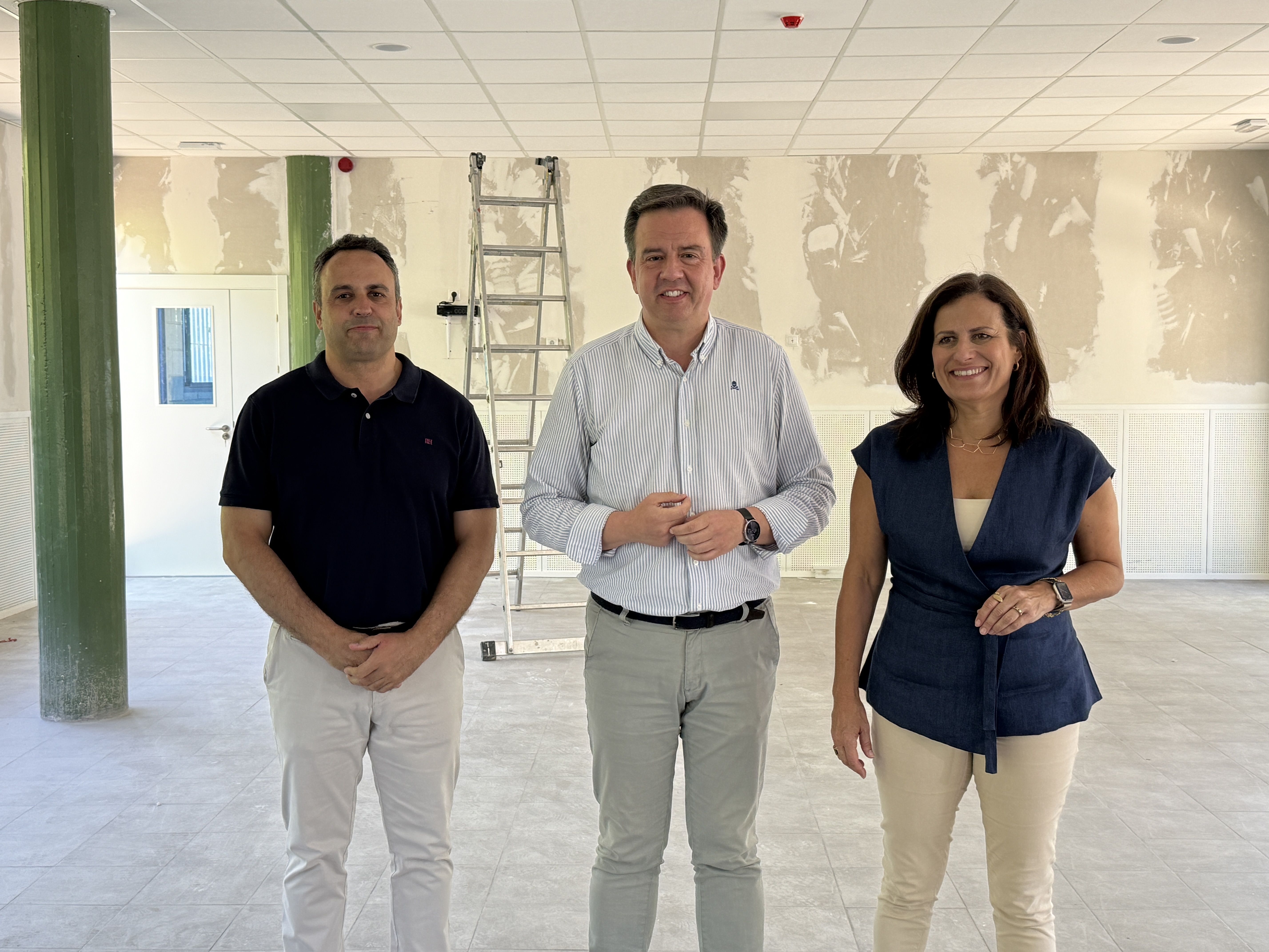 El edil de Obras, Javier Pineda; Aurelio Fernández, alcalde de Lucena y Míriam Ortiz, edil de Educación; durante la visita a las obras del comedor en el CEIP Antonio Machado.