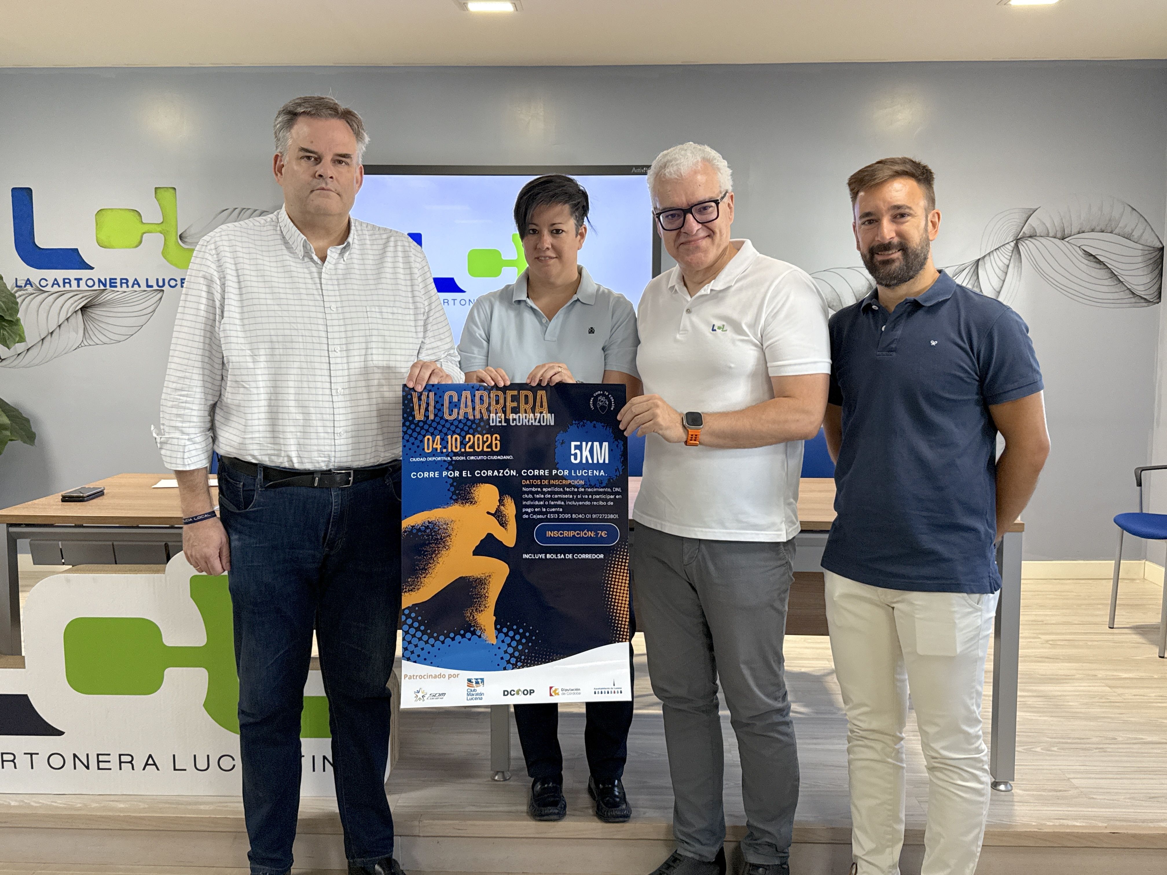 El concejal de Deportes, Ángel Novillo; la presidenta de la asociación Lucena Cuida Tu Corazón; Antonio David Osuna, vocal de la asociación y Javier Alba, gerente de La Cartonera Lucenatina.