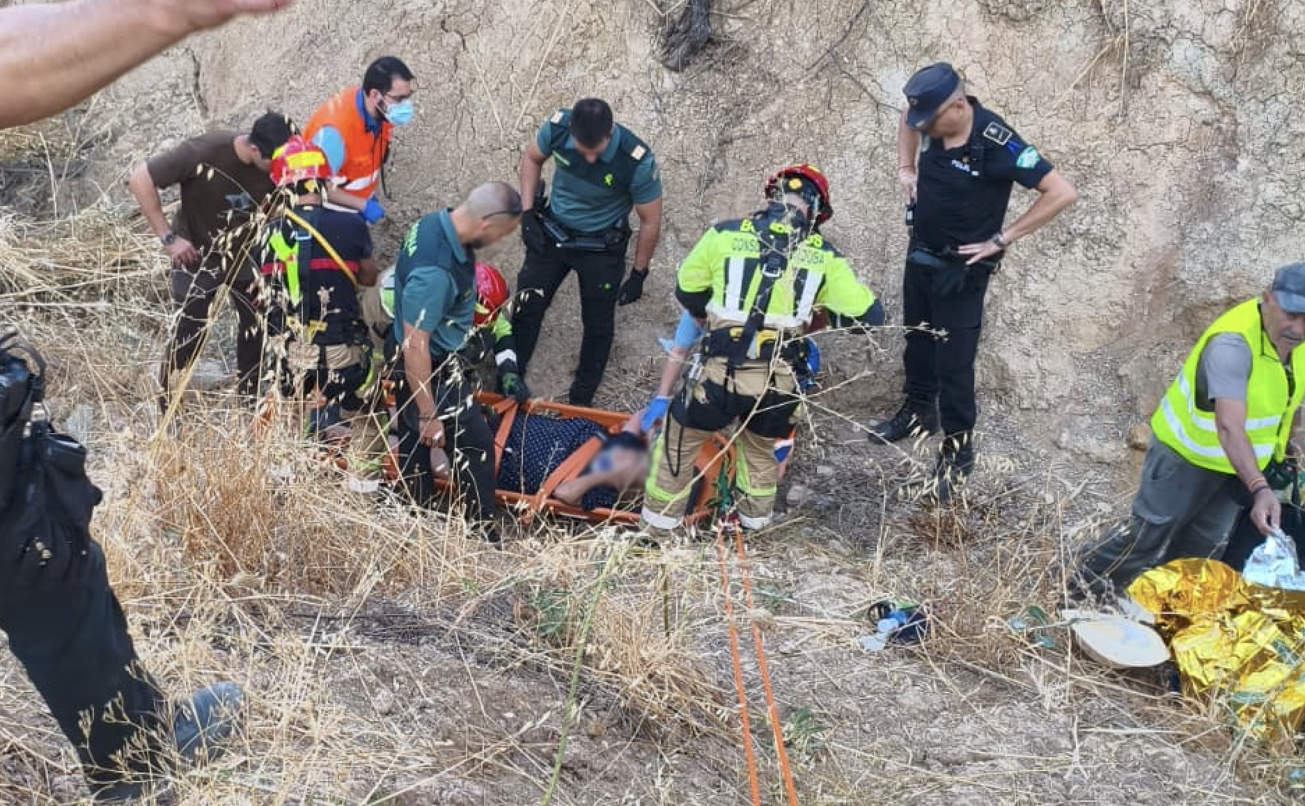 Instantes previos al traslado de la mujer, que había caído en un barranco a unos diez metros de altura