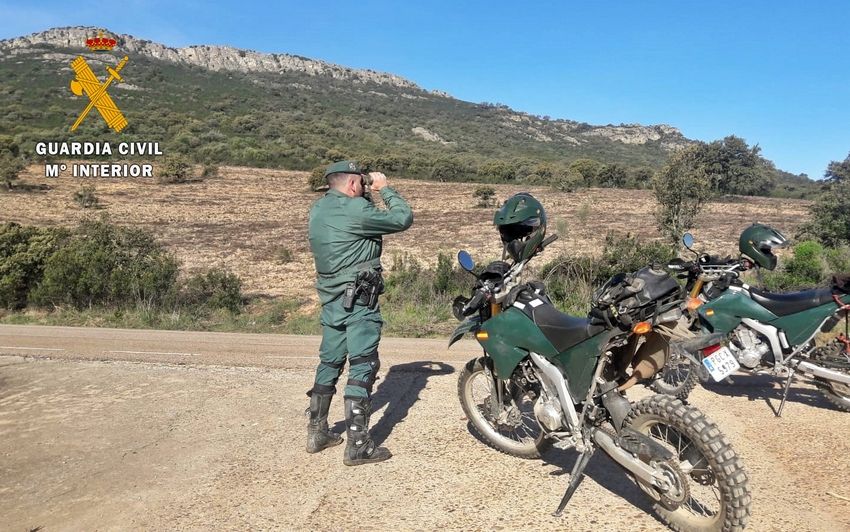 Un agente del SEPRONA durante labores de vigilancia en el medio rural.