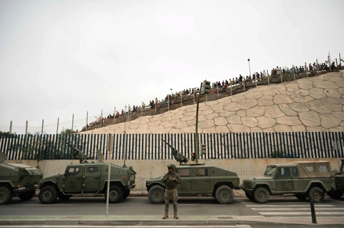 Fotografía de la valla fronteriza y el dispositivo de seguridad en Ceuta. (Creative Commons).