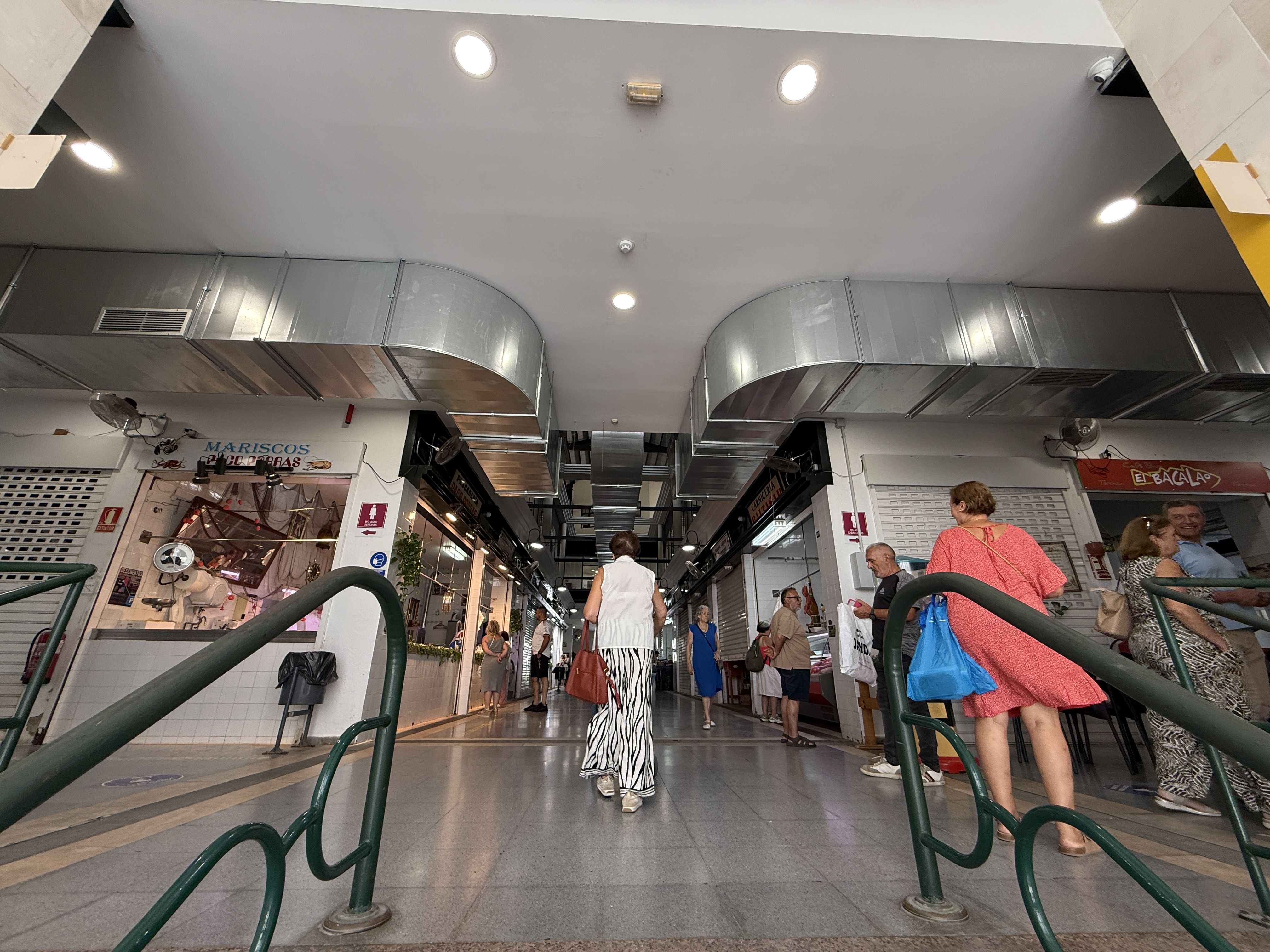 Una imagen de las nuevas instalaciones de climatización en el Mercado de Abastos en el acceso desde calle Gral. Chavarre.