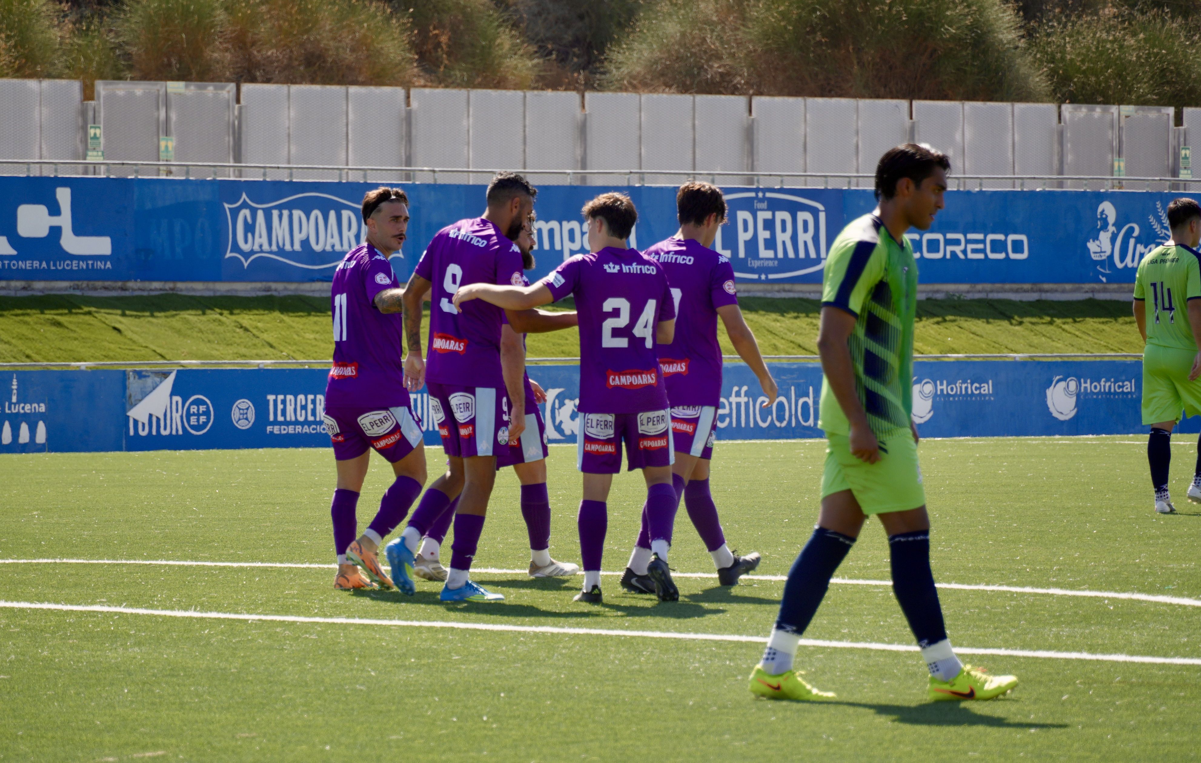 Los jugadores del Ciudad de Lucena celebran el segundo tanto
