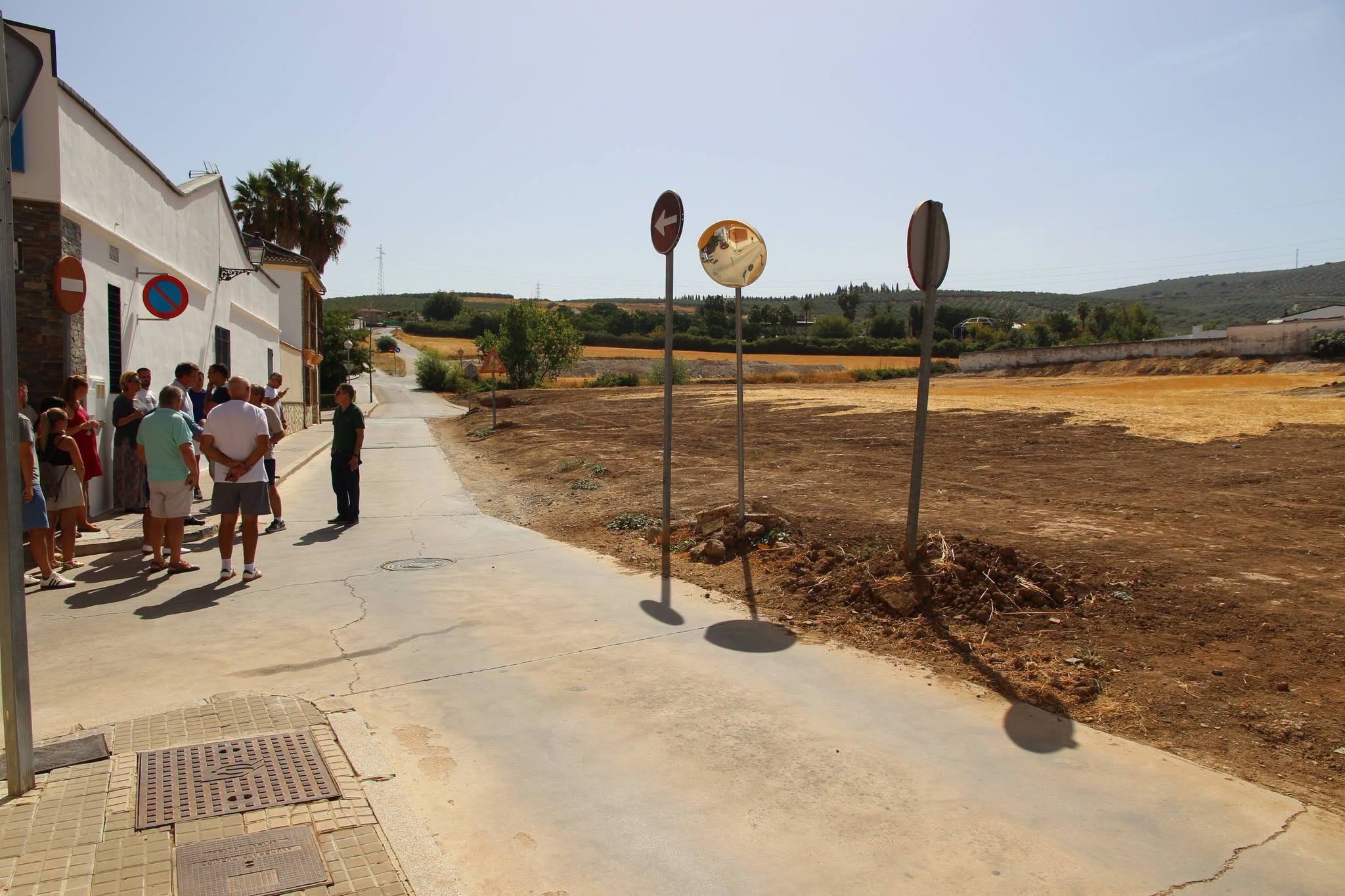 Un momento de la visita a la zona por parte del alcalde y la edil de Urbanismo
