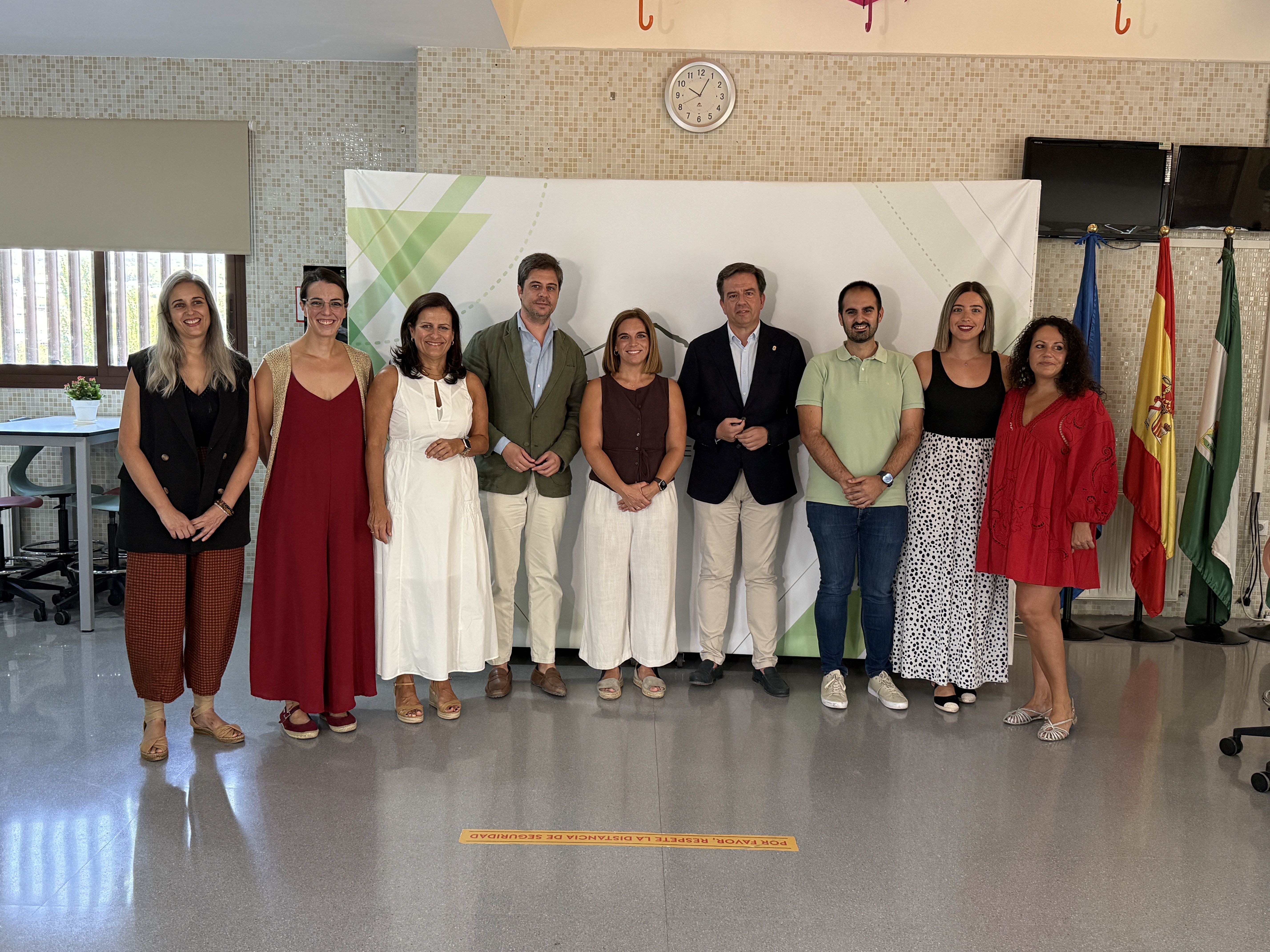 La concejala de Educación, Míriam Ortiz; el delegado territorial de Desarrollo Educativo, Diego Copé; la directora del IES Sierra de Aras, Marta Cobos y el alcalde de Lucena, Aurelio Fernandez, junto al nuevo equipo directivo del IES Sierra de Aras. 
