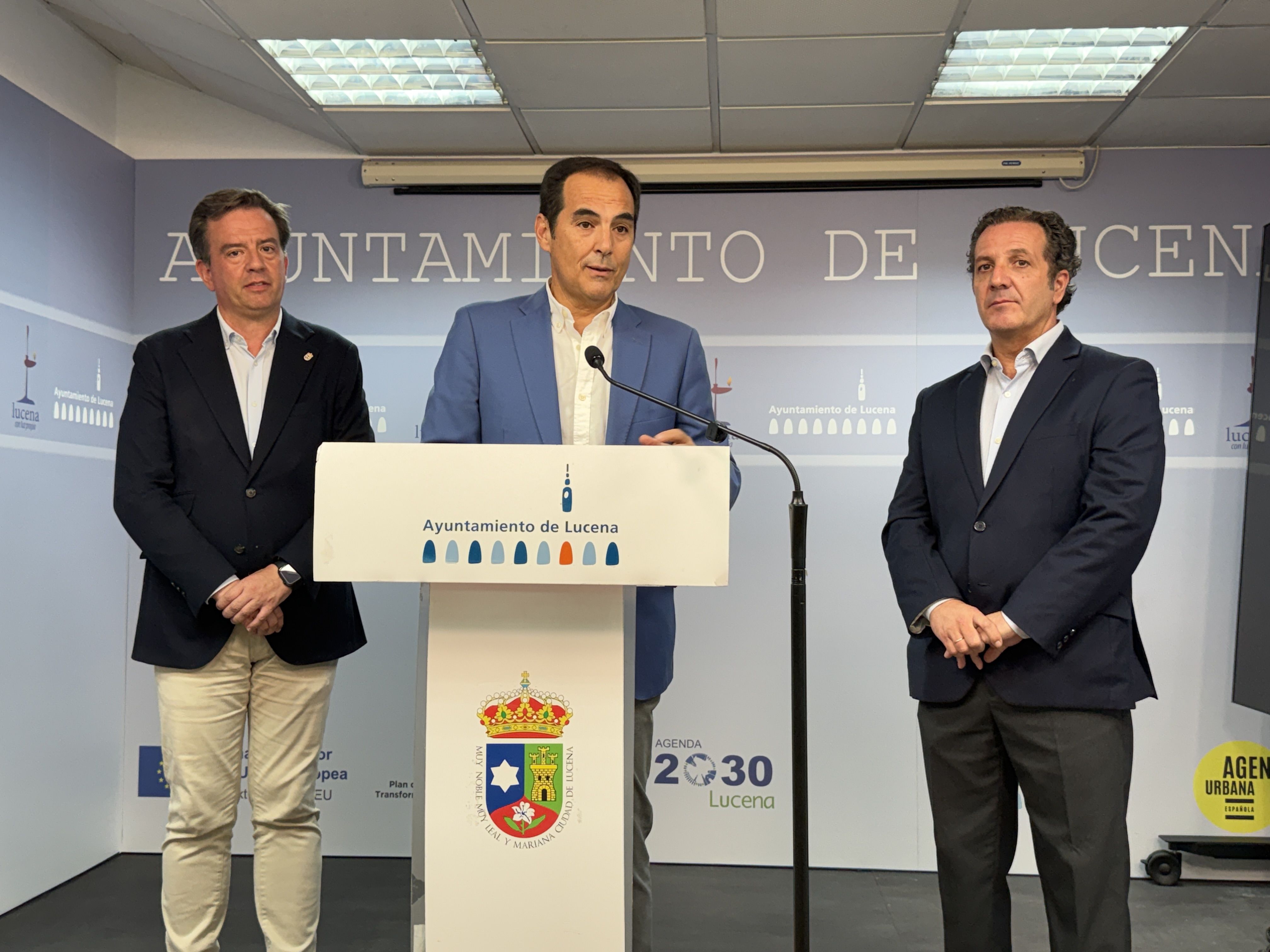 El consejero de Inteligencia Artificial, Desarrollo Digital y Administración Pública de la Junta de Andalucía, José Antonio Nieto, junto a Aurelio Fernández, alcalde de Lucena y el presidente de AFAR, Joaquín Peñalver.