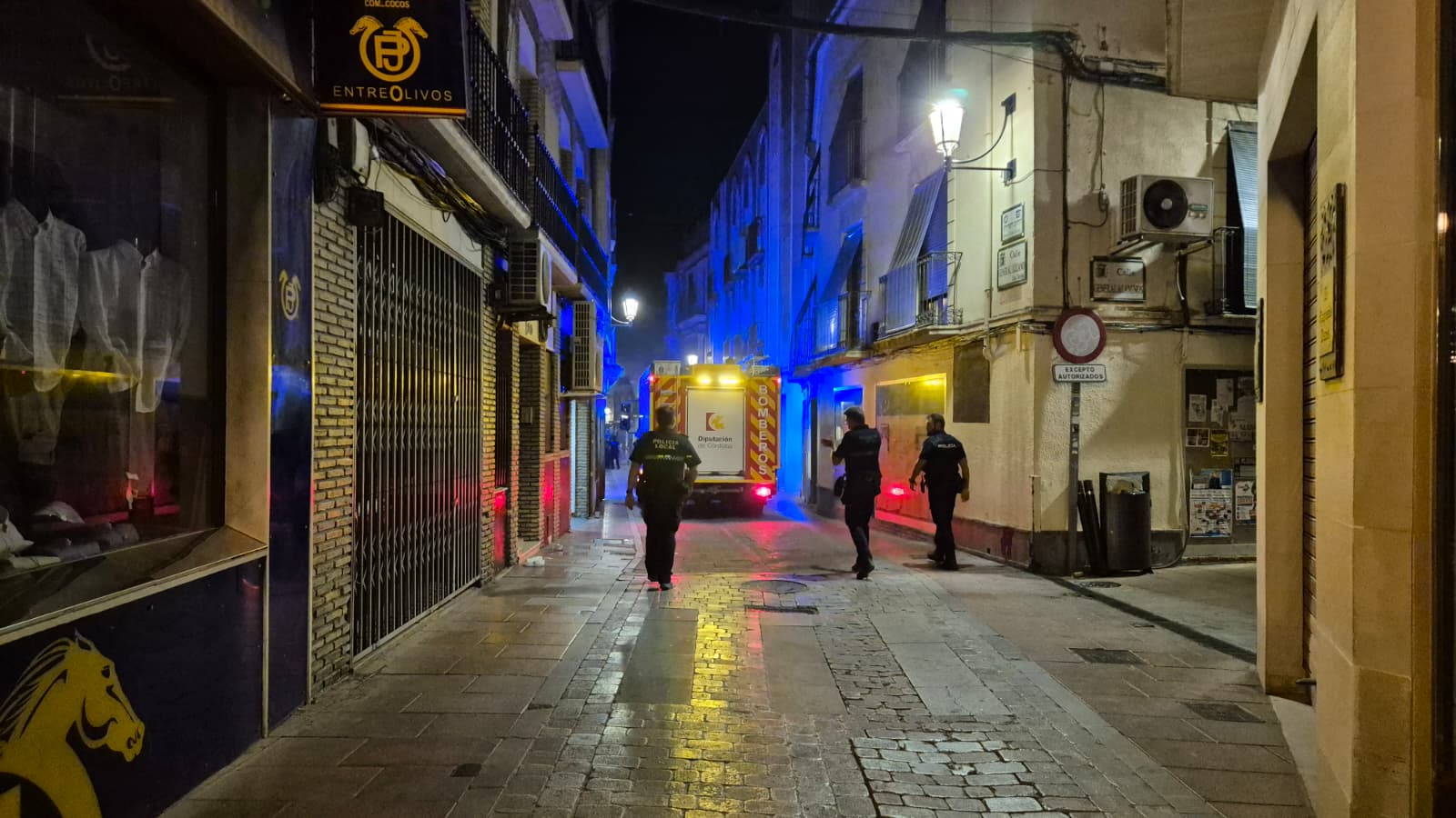 Incendio en un aparcamiento de la calle Las Tiendas durante la pasada madrugada