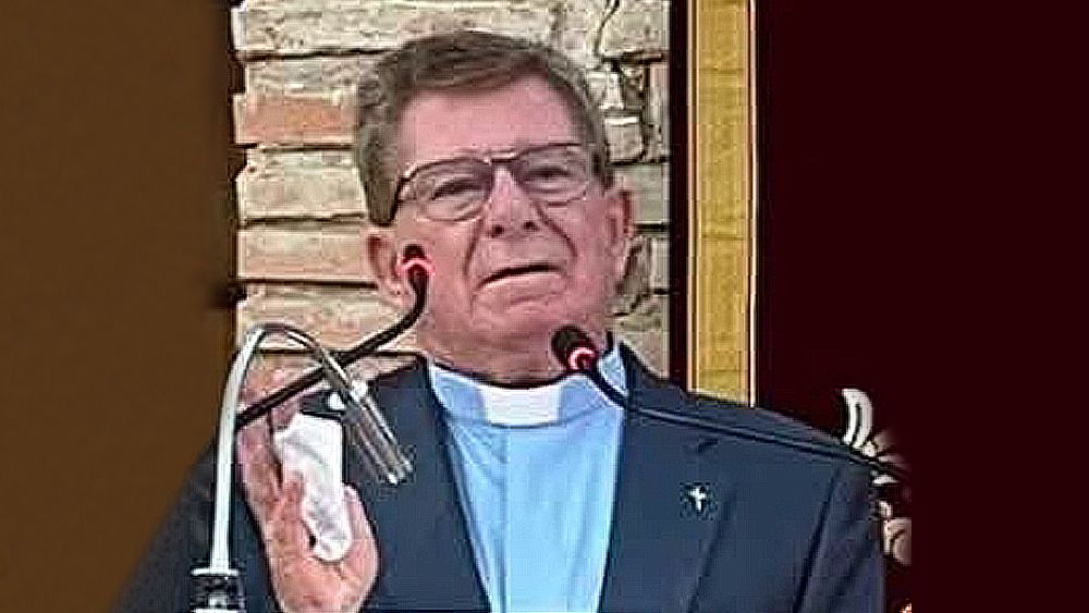 José Gutiérrez durante una celebración religiosa