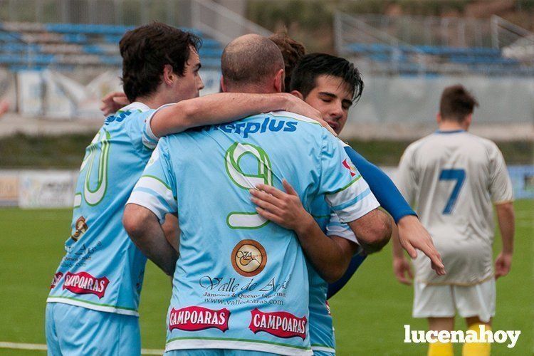  Miguel Sanz, José Antonio Pineda y Víctor Egea se abrazan para celebrar el primer gol. ANTONIO JESÚS SÁNCHEZ DEL ESPINO. 