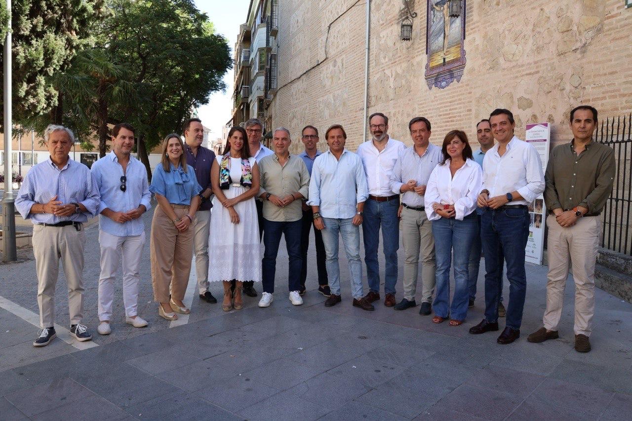 Algunos de los alcaldes y representantes regionales del PP participantes en esta reunión de trabajo celebrada hoy en Lucena