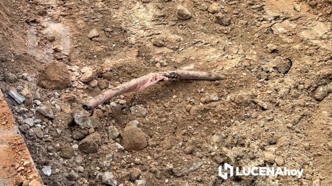Cable soterrado que se ha roto durante las obras en la calle el Agua Cable soterrado que se ha roto durante las obras en la calle el Agua