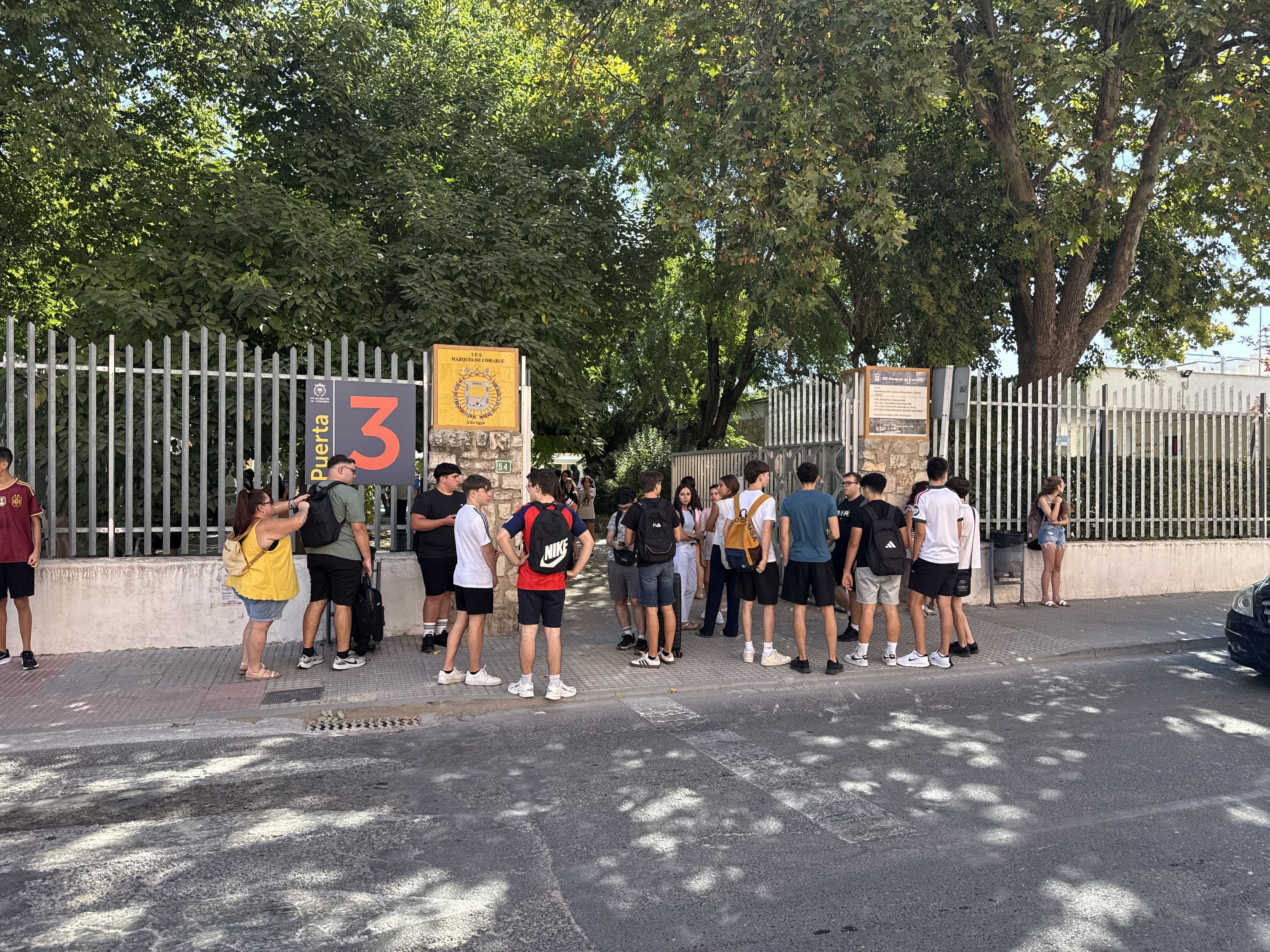 Un grupo de alumnos durante el inicio de curso a las puertas del IES. Marqués de Comares.