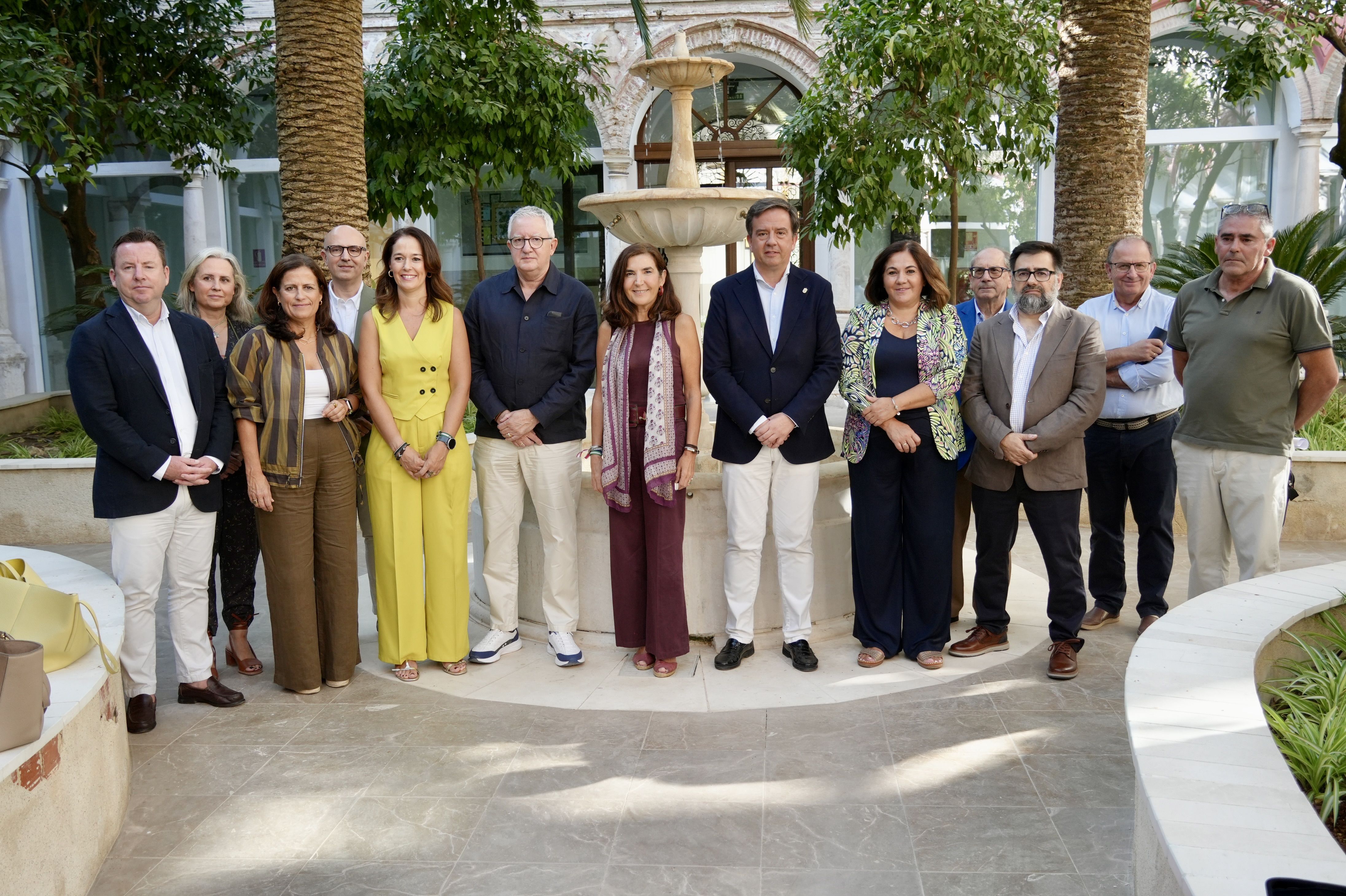 La consejera junto a miembros de la corporación tras la reunión mantenida con los representantes del sector del mueble en la casa de los Mora