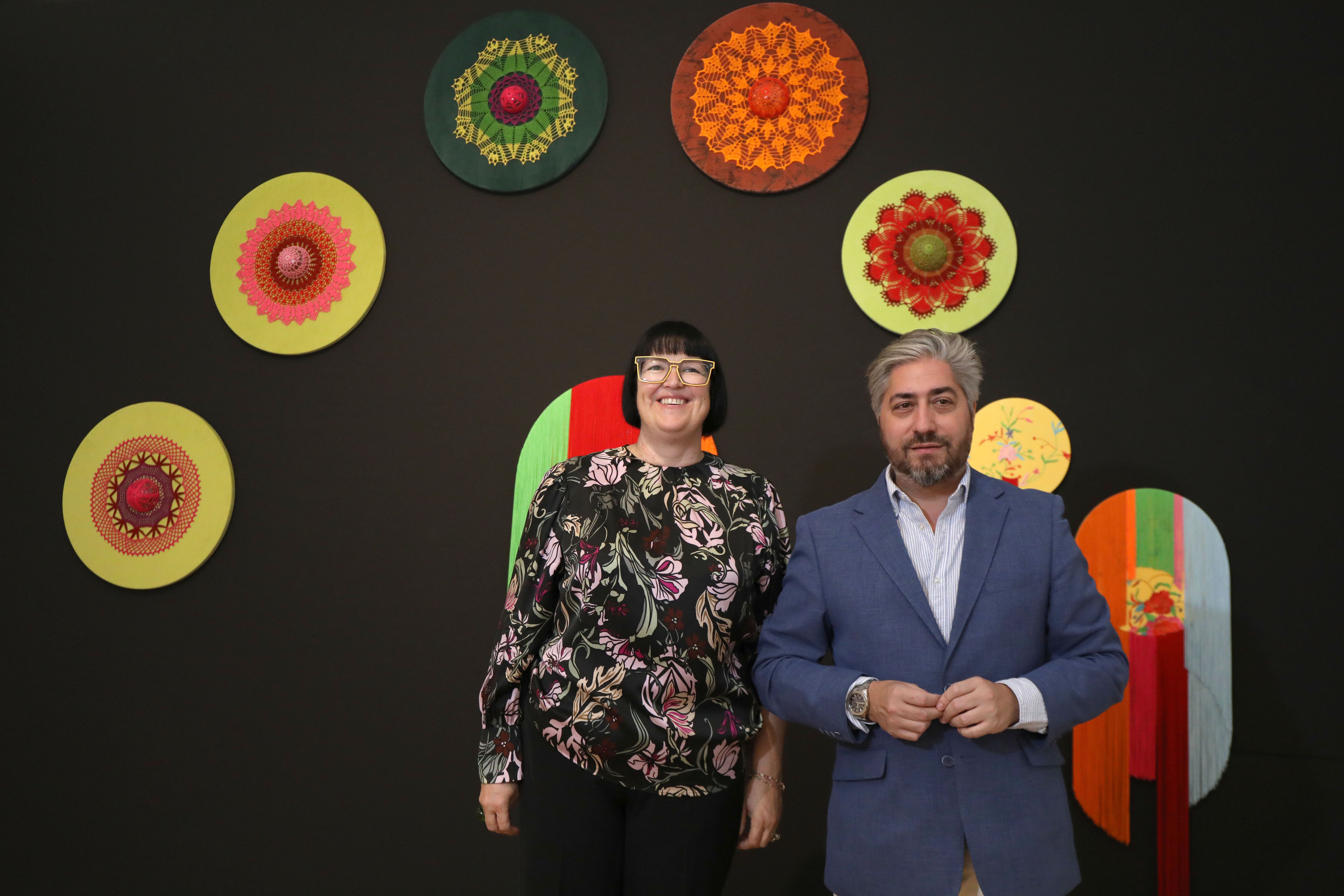 Pepa Cano y Francisco Barbancho junto a una de las composición de esta muestra