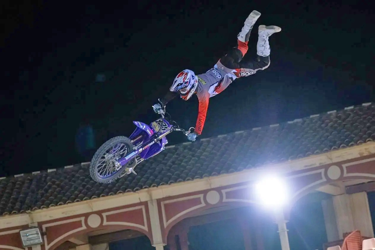 Uno de los espectaculares trucos de la noche de freestyle en Lucena Uno de los espectaculares trucos de la noche de freestyle en Lucena
