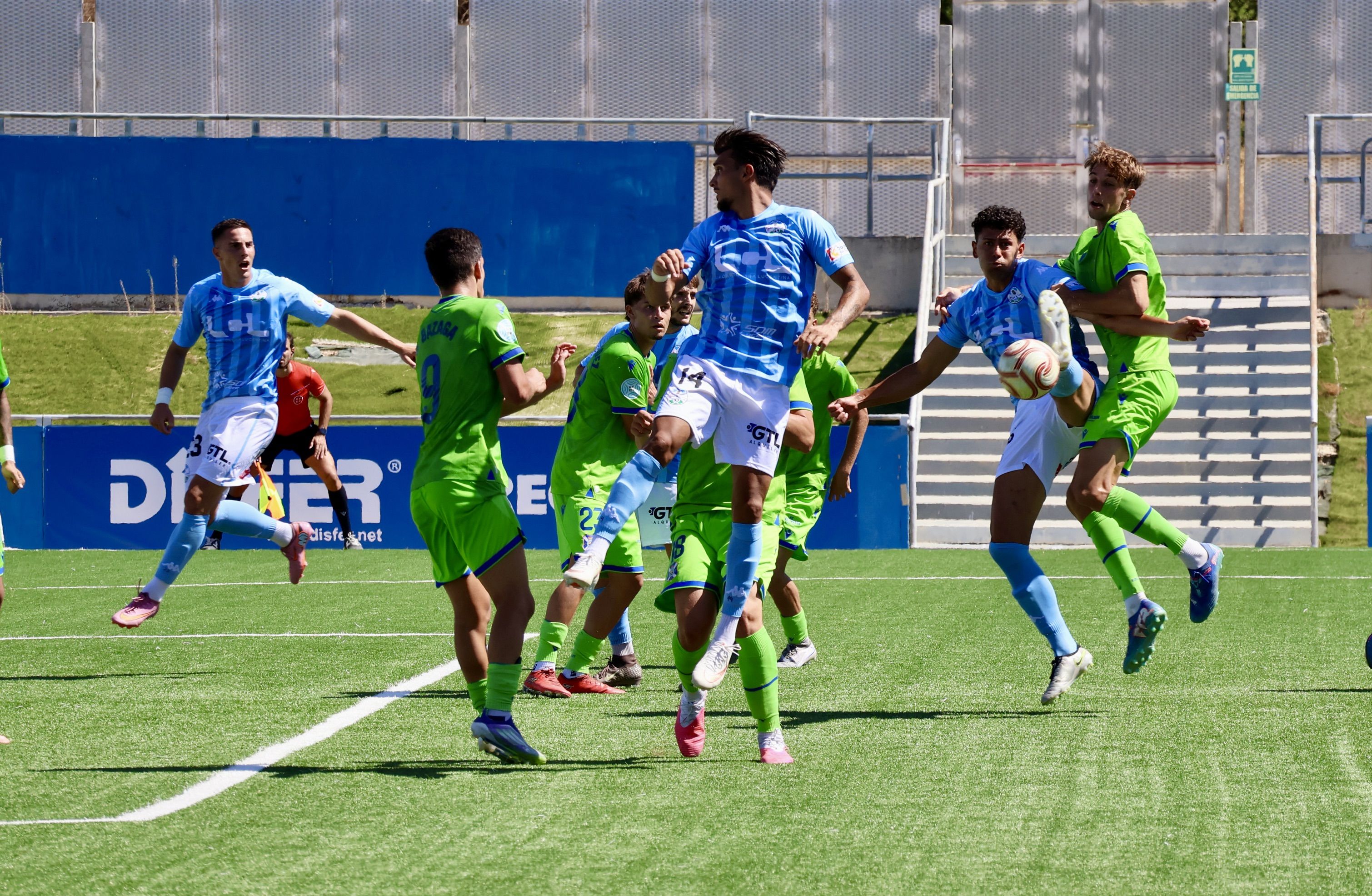 Un lance del partido entre Ciudad de Lucena y Tenerife B, que concluyó con resultado de 2-1 para los insulares.