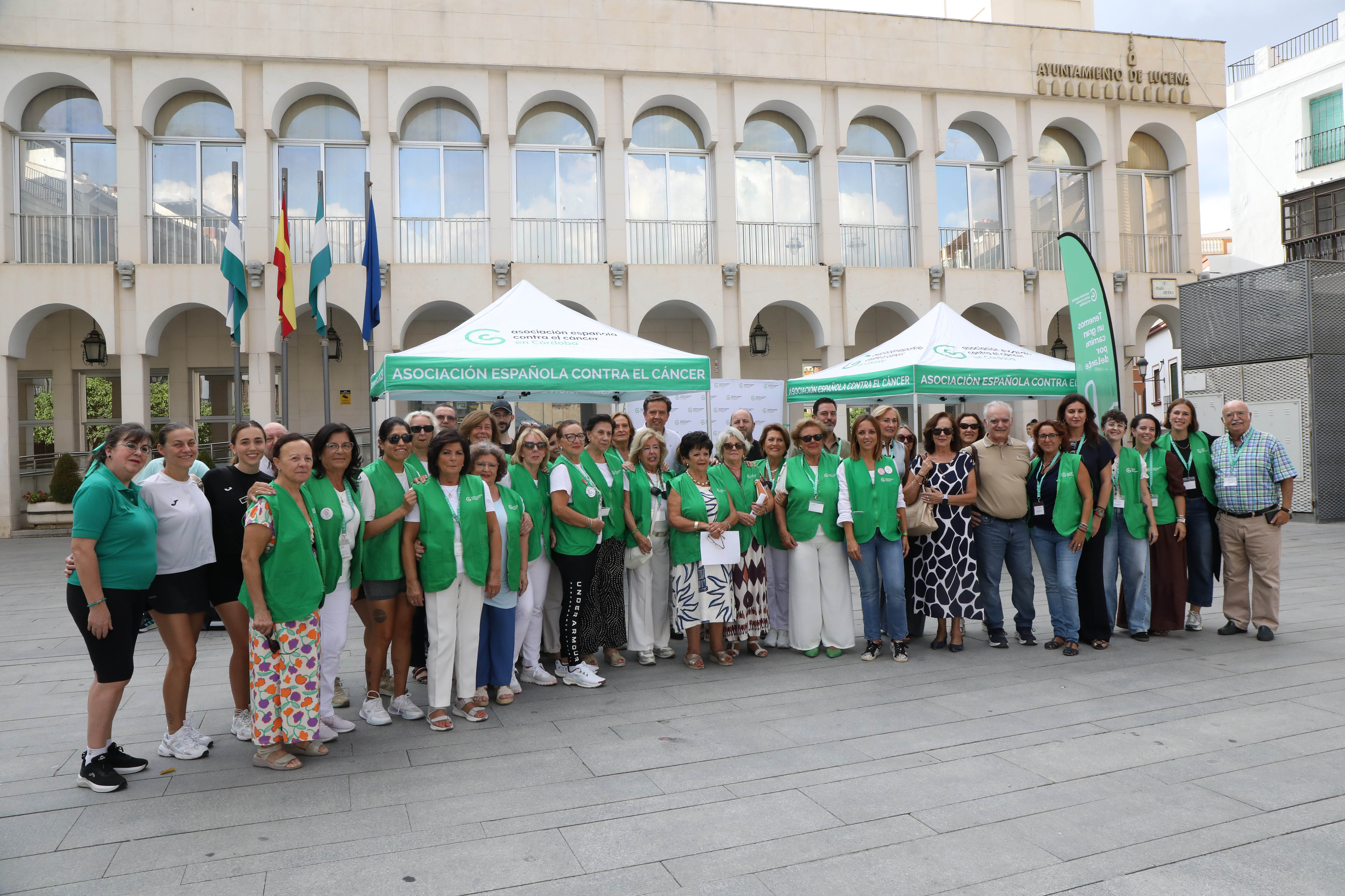 Participantes en esta Jornada de Visibilización y Participación Comunitaria de la AECC en la Plaza Nueva